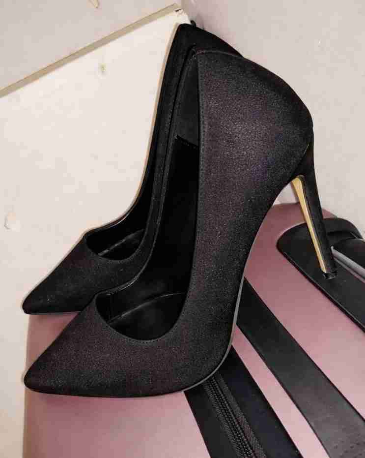 Tacones negros elegantes