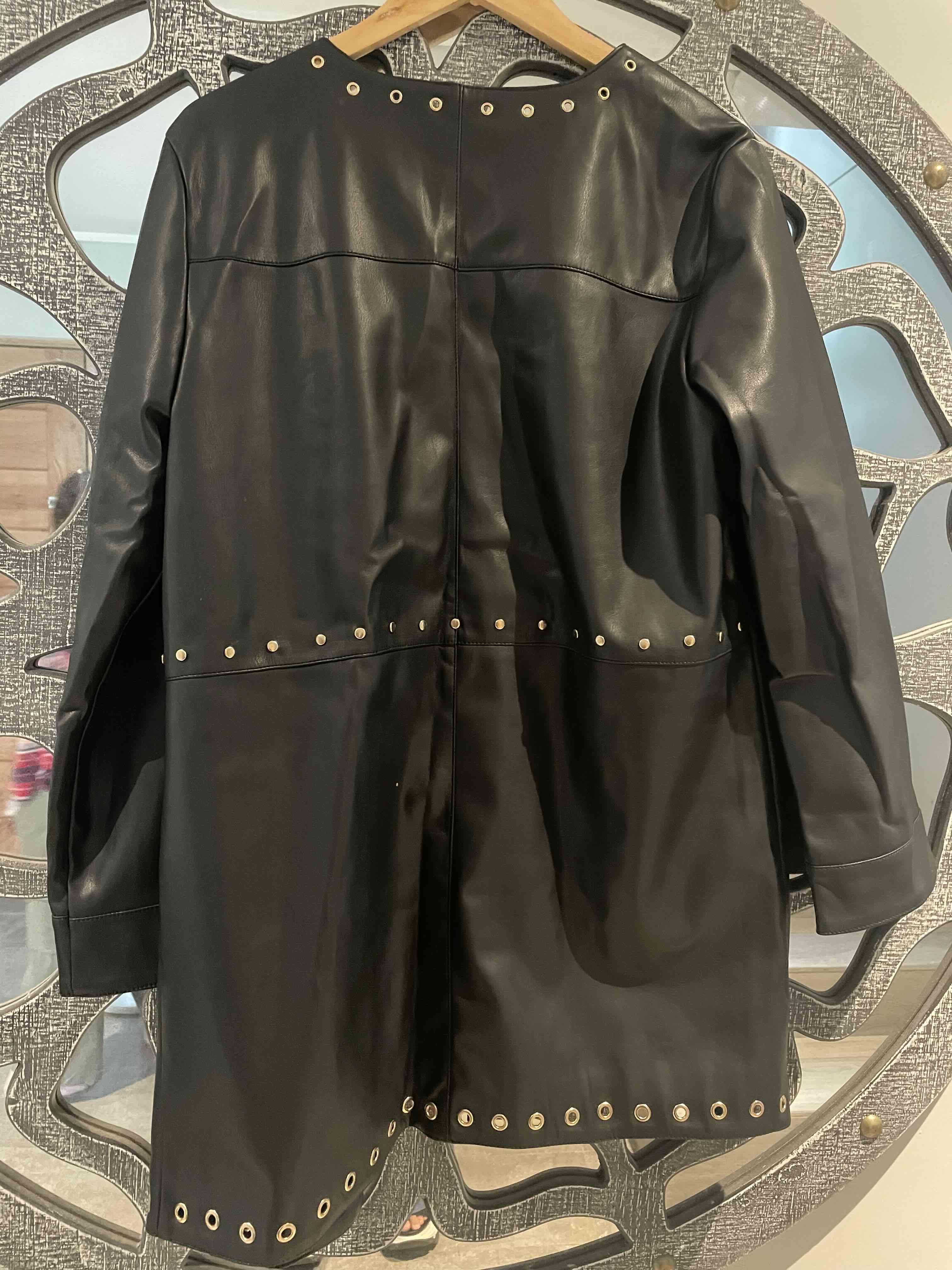 Chaqueta negra con ojales Liolá - miniatura 3