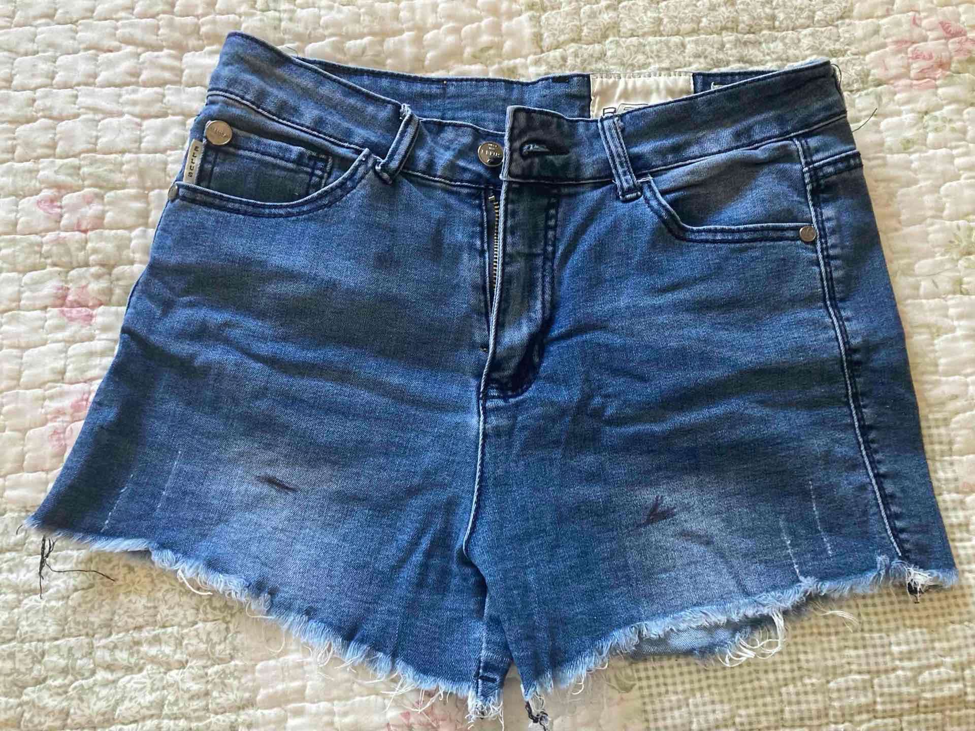 Shorts de mezclilla con bordes deshilachados - miniatura 1