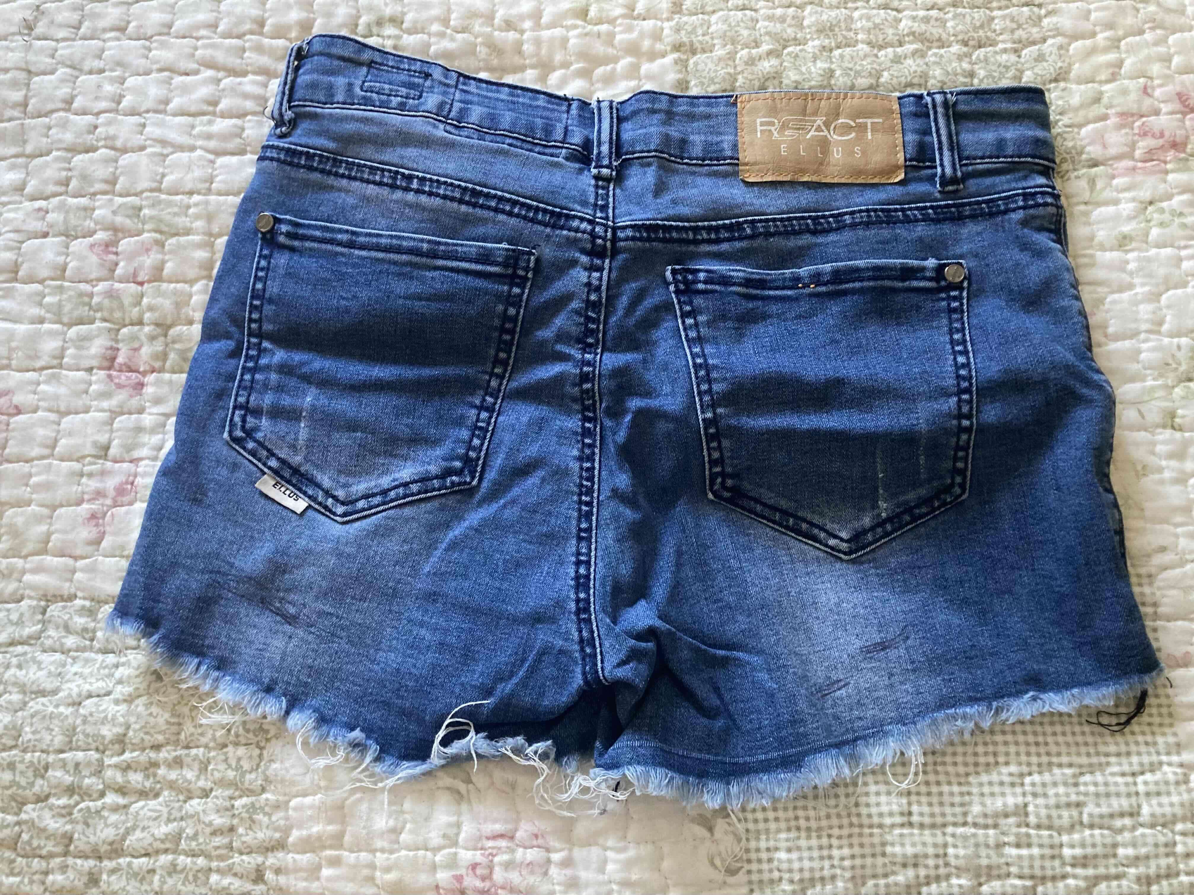 Shorts de mezclilla con bordes deshilachados - miniatura 3