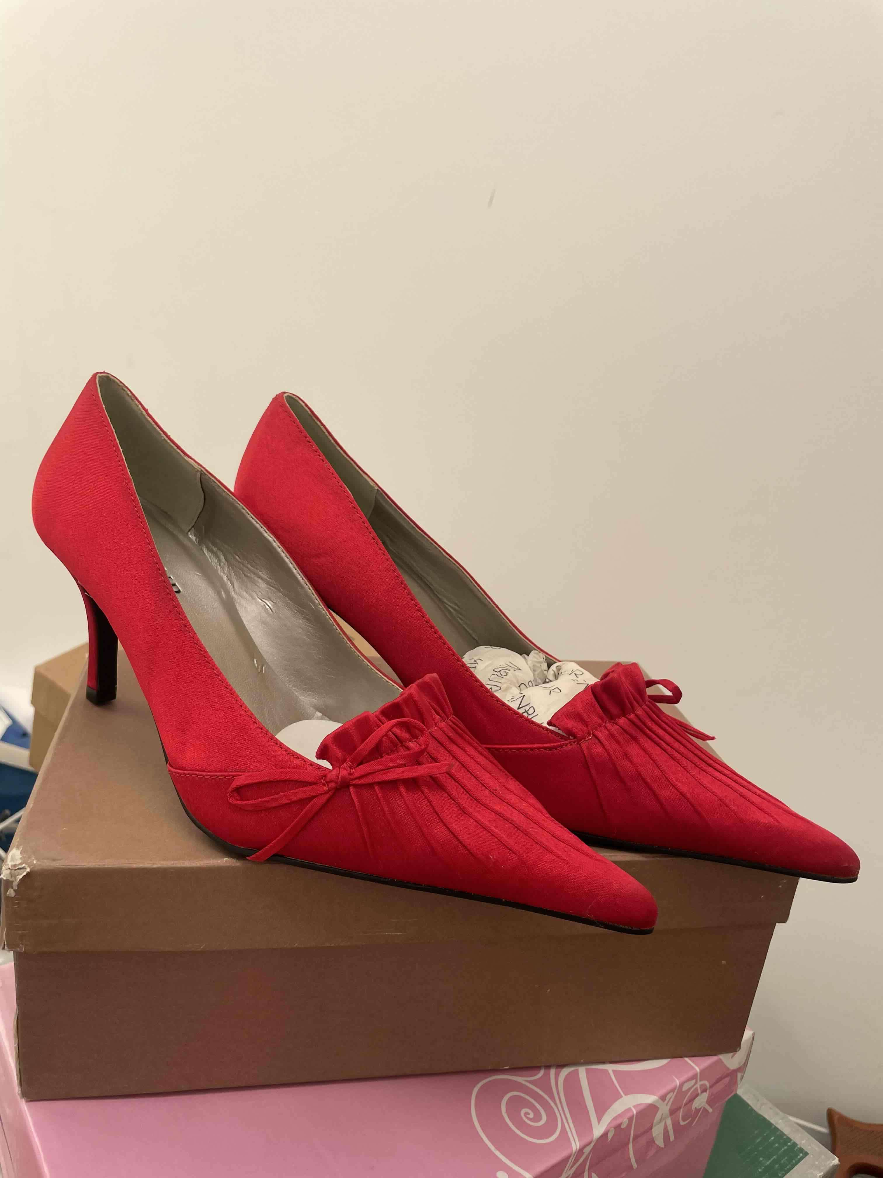 Tacones rojos elegantes - miniatura 2