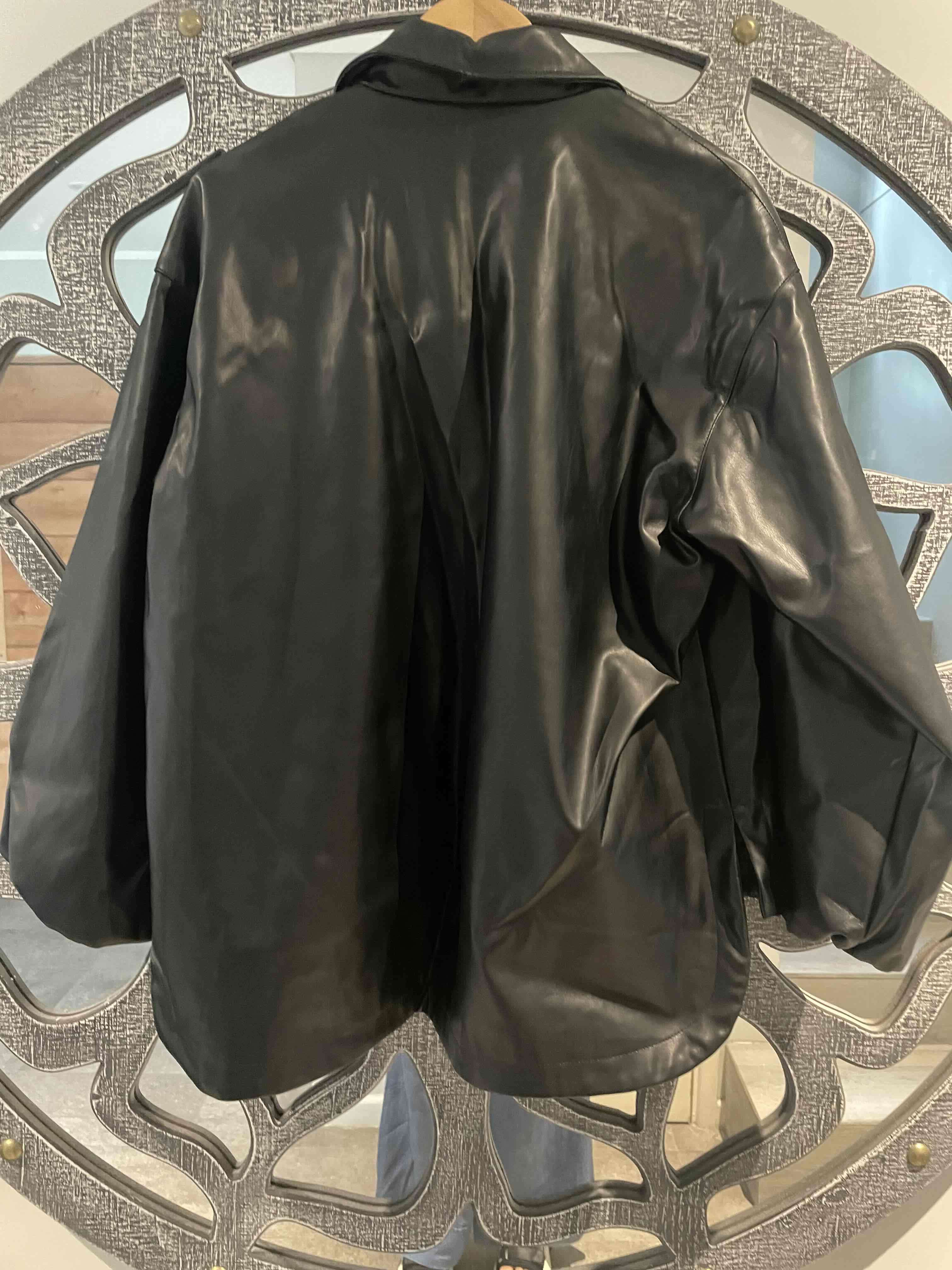 Chaqueta/sobrecamisa bomber negra de ecocuero - miniatura 4