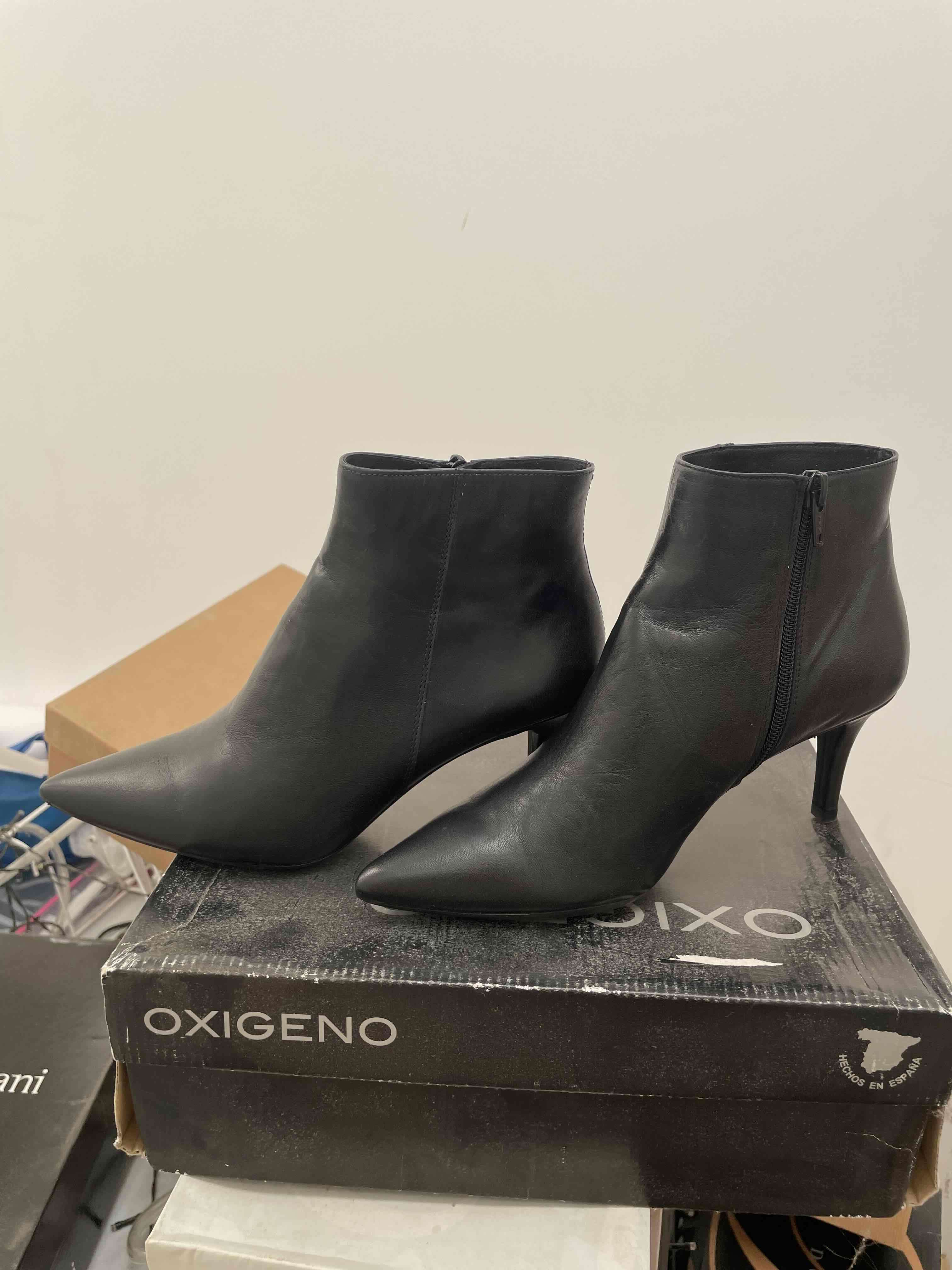 Botines negros de cuero con taco - miniatura 2