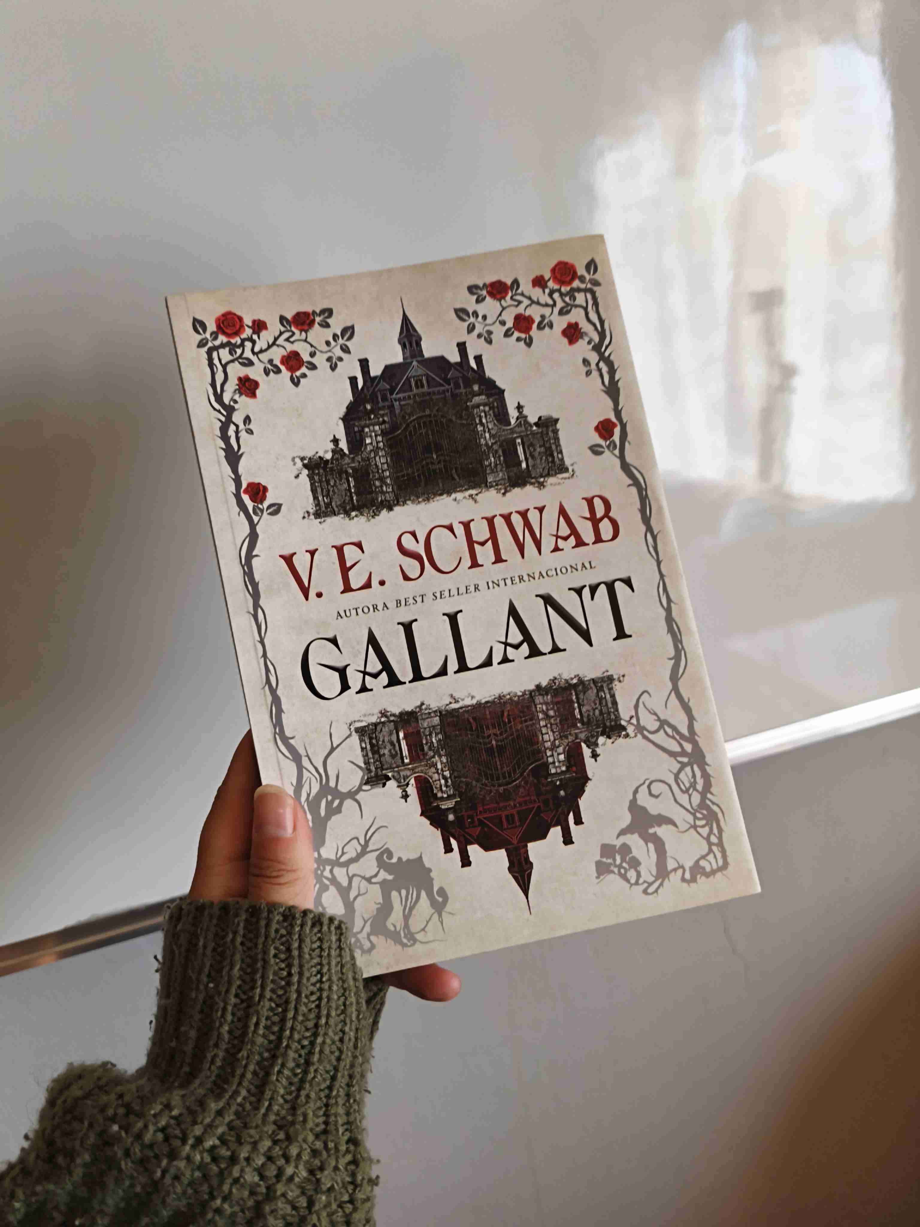 Libro 'Gallant' de V.E. Schwab - miniatura 1