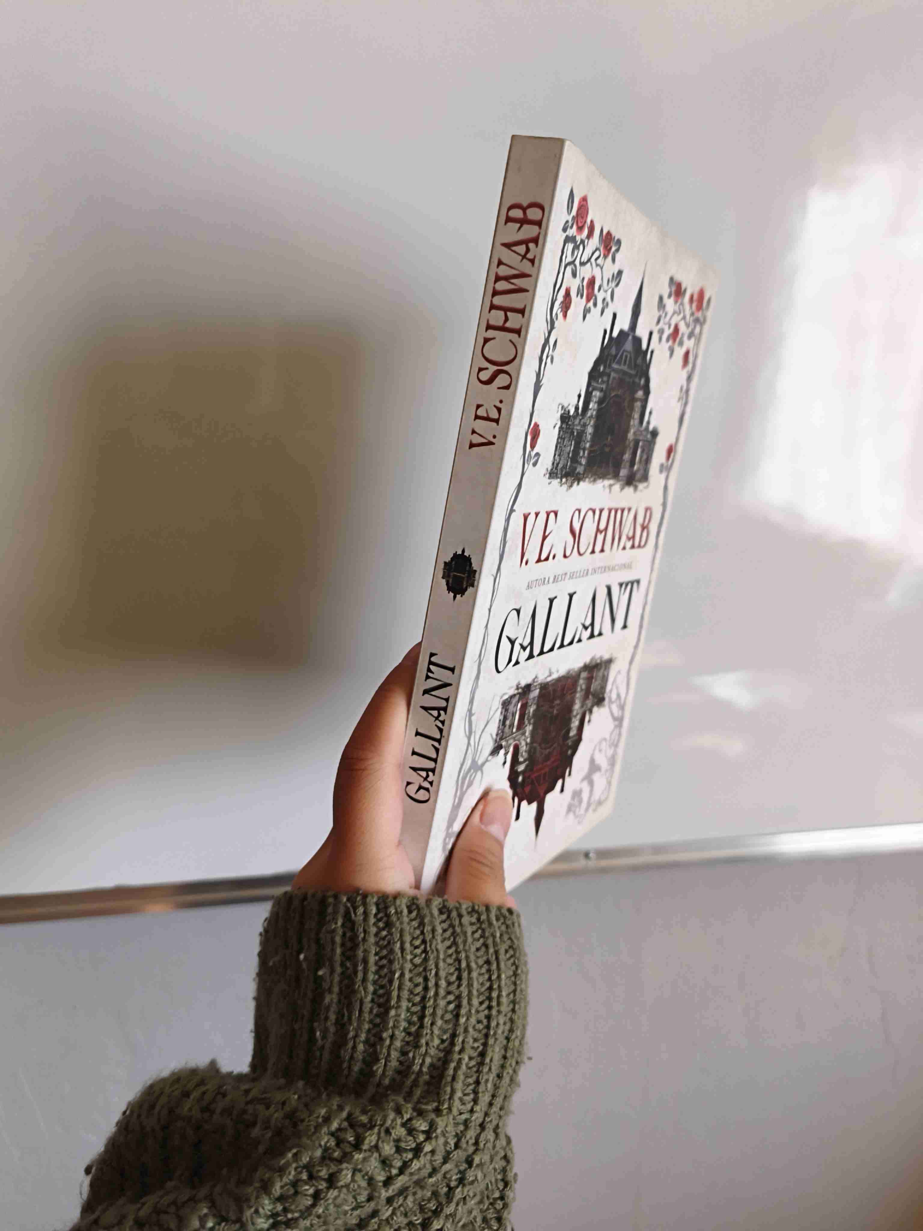 Libro 'Gallant' de V.E. Schwab - miniatura 2