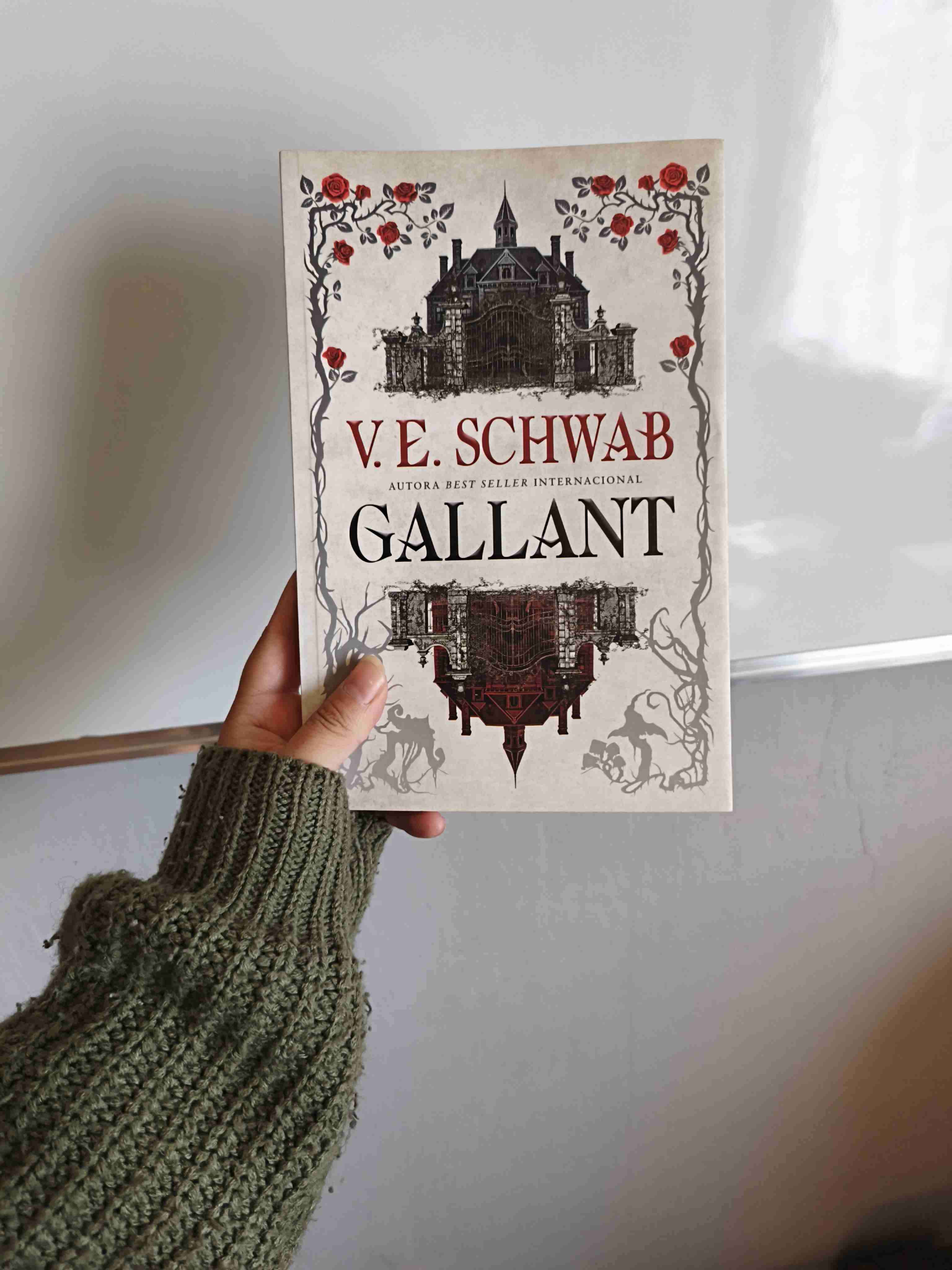 Libro 'Gallant' de V.E. Schwab - miniatura 3