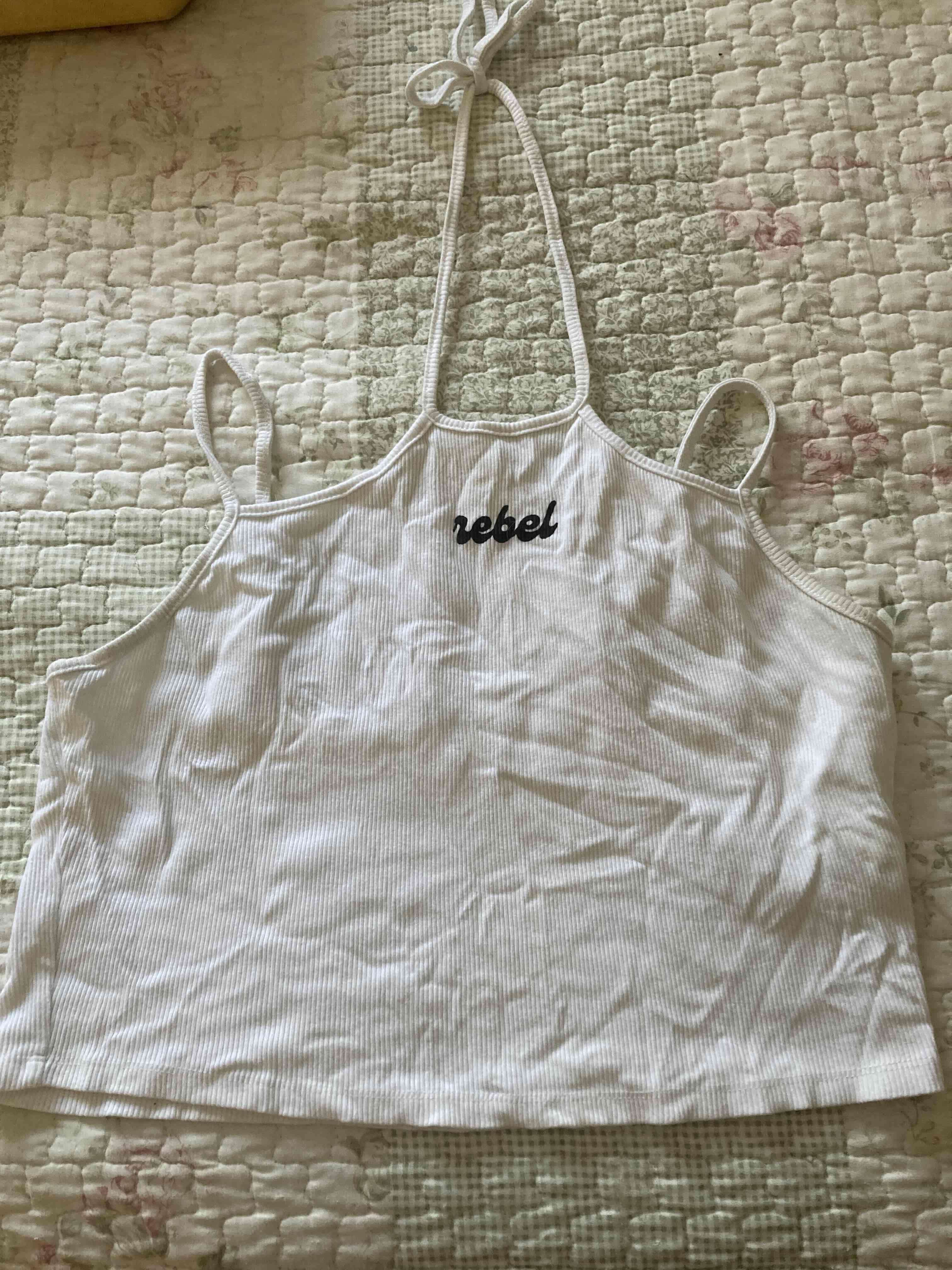 Top blanco con diseño "rebel" - miniatura 1