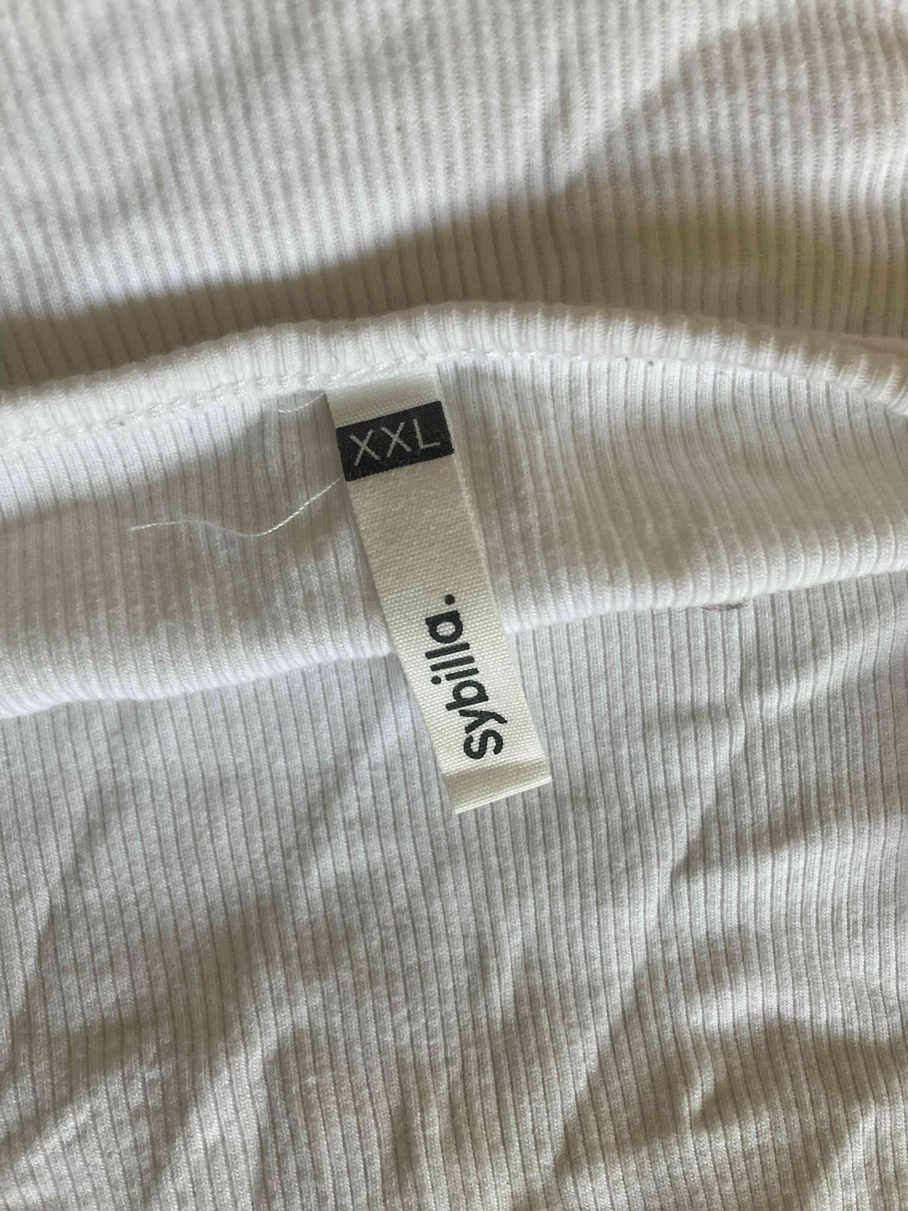 Top blanco con diseño "rebel" - miniatura 2