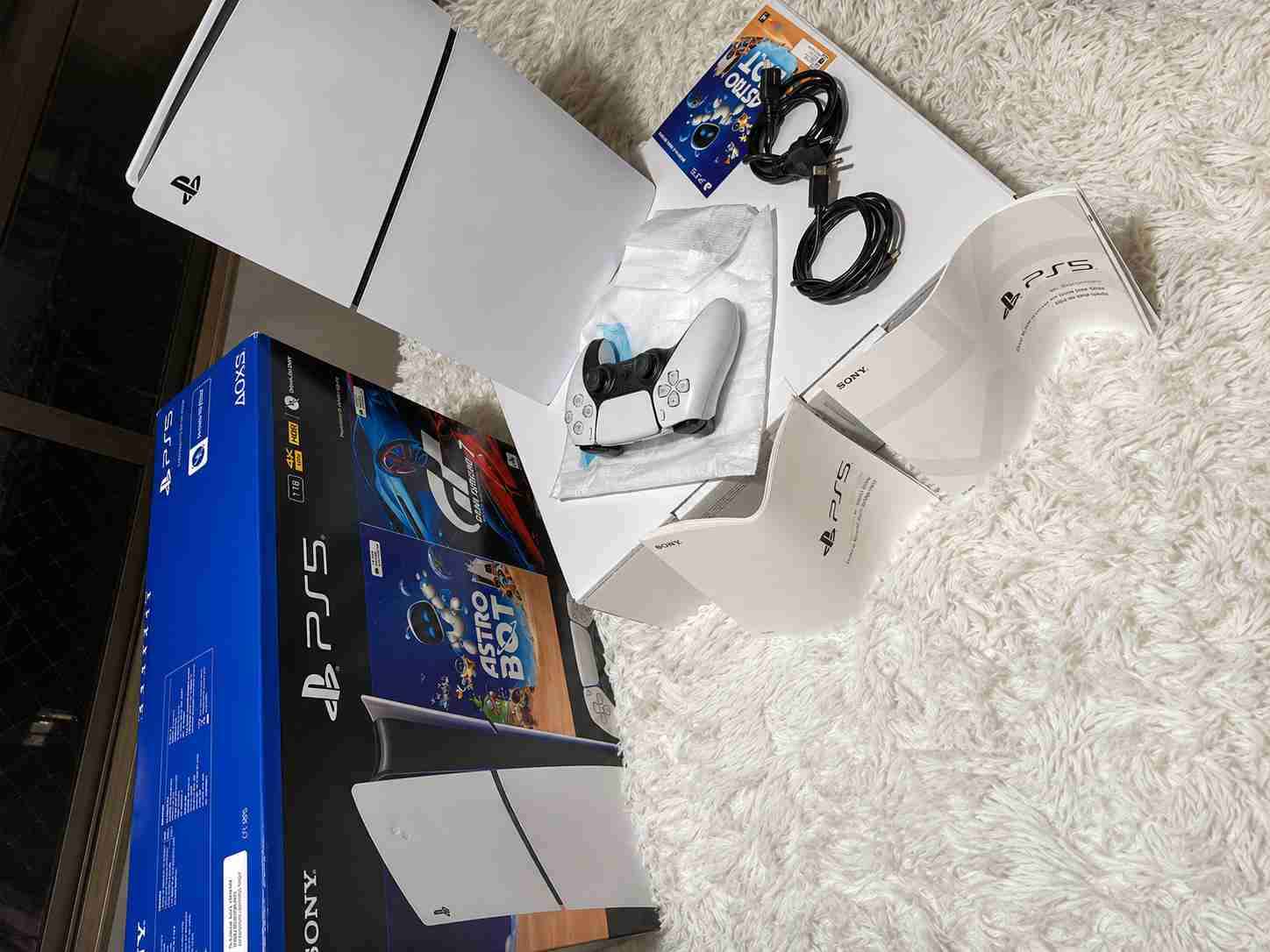 Consola PS5 con control y juego - miniatura 1