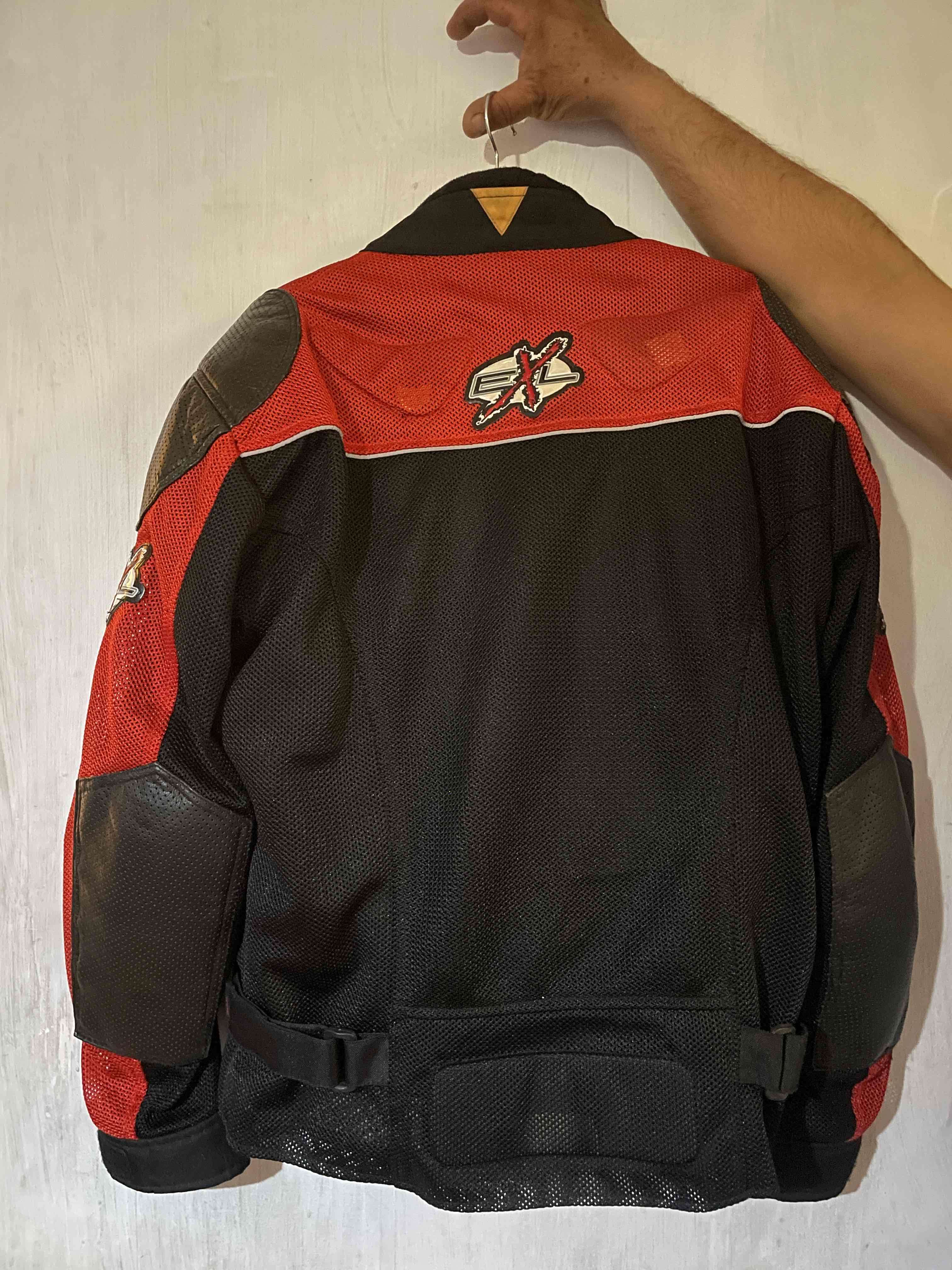 Chaqueta de motocicleta negra y roja - miniatura 2