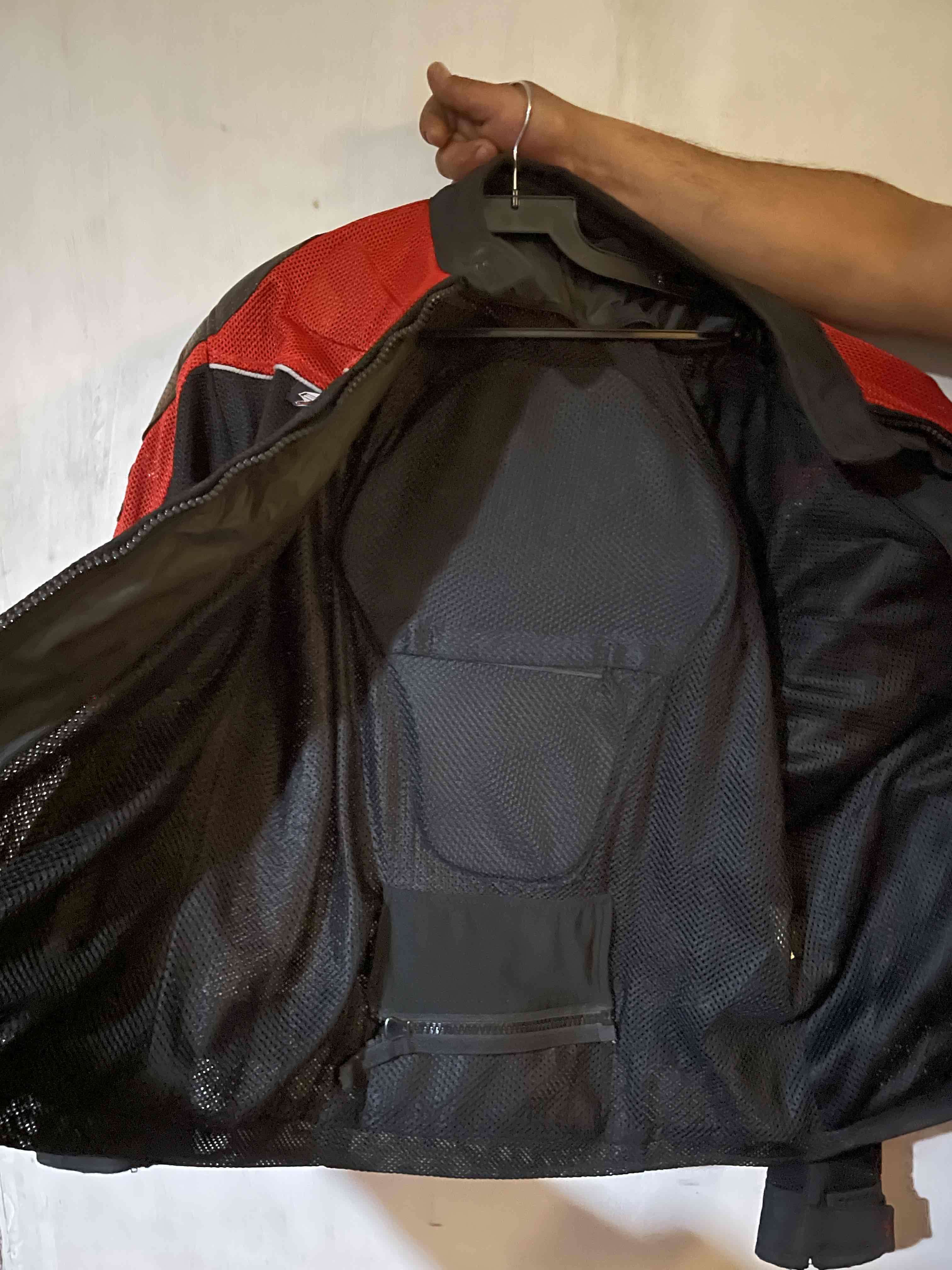 Chaqueta de motocicleta negra y roja - miniatura 3