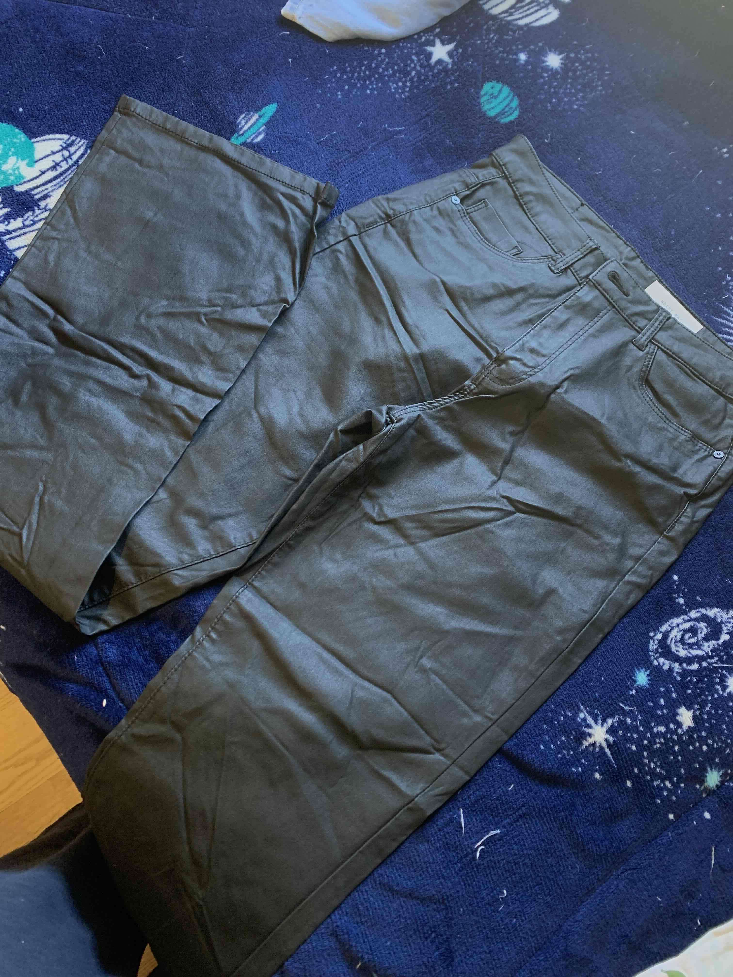 Pantalones negros de cuero sintético