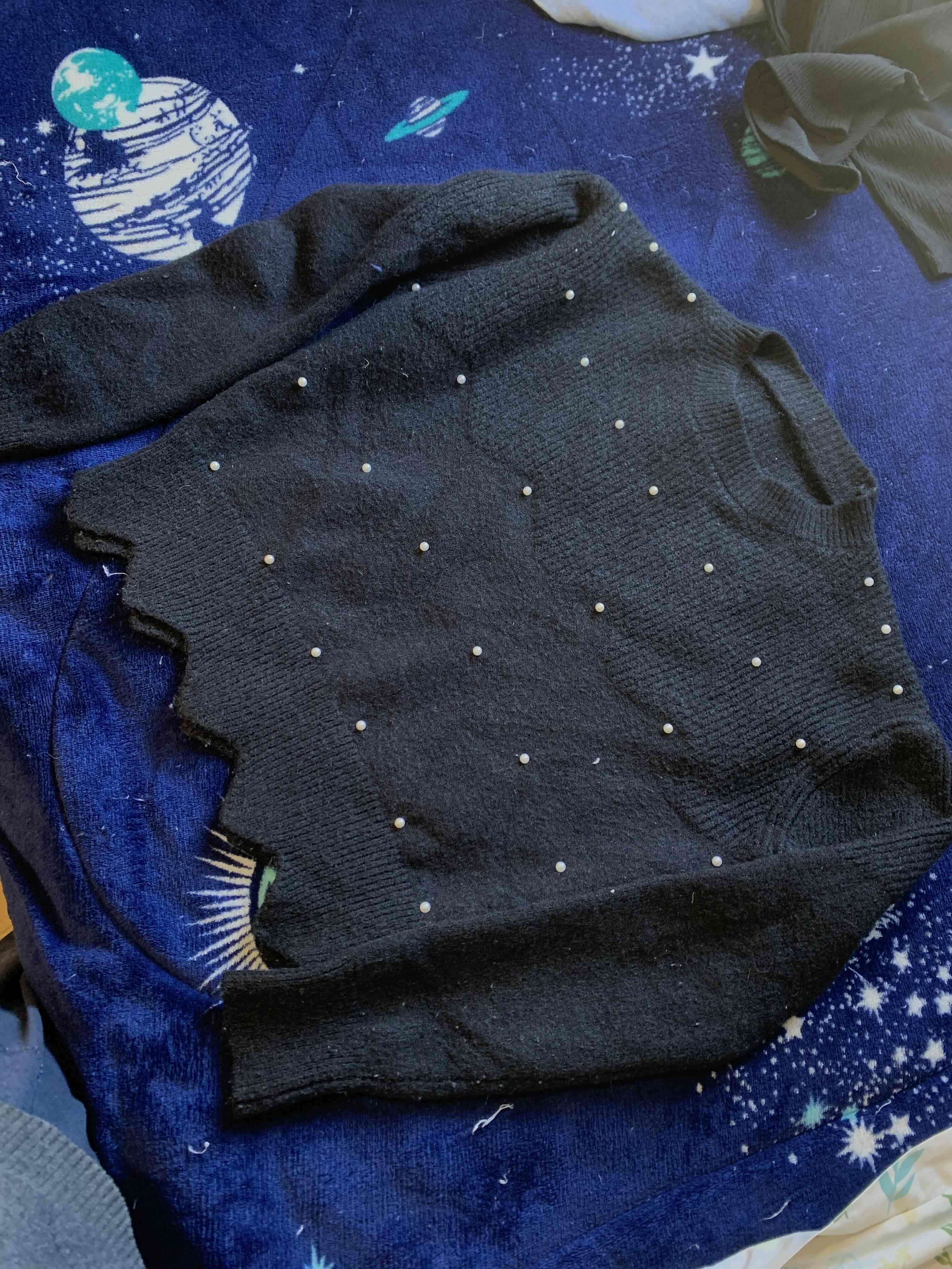 Sweater negro con perlas