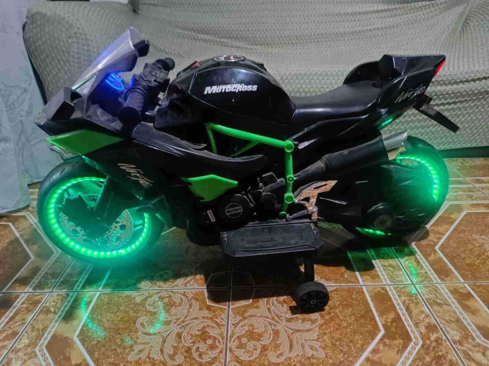 Moto eléctrica infantil negra - miniatura 3