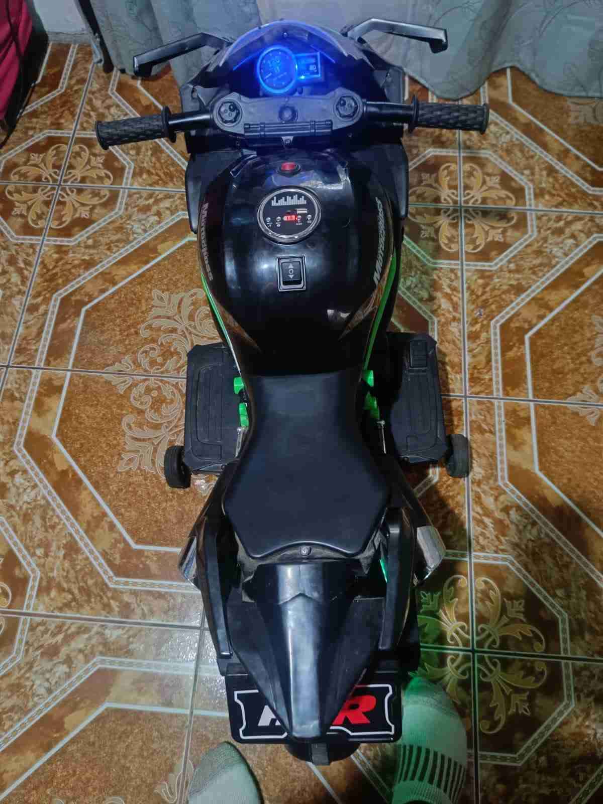 Moto eléctrica infantil negra - miniatura 4