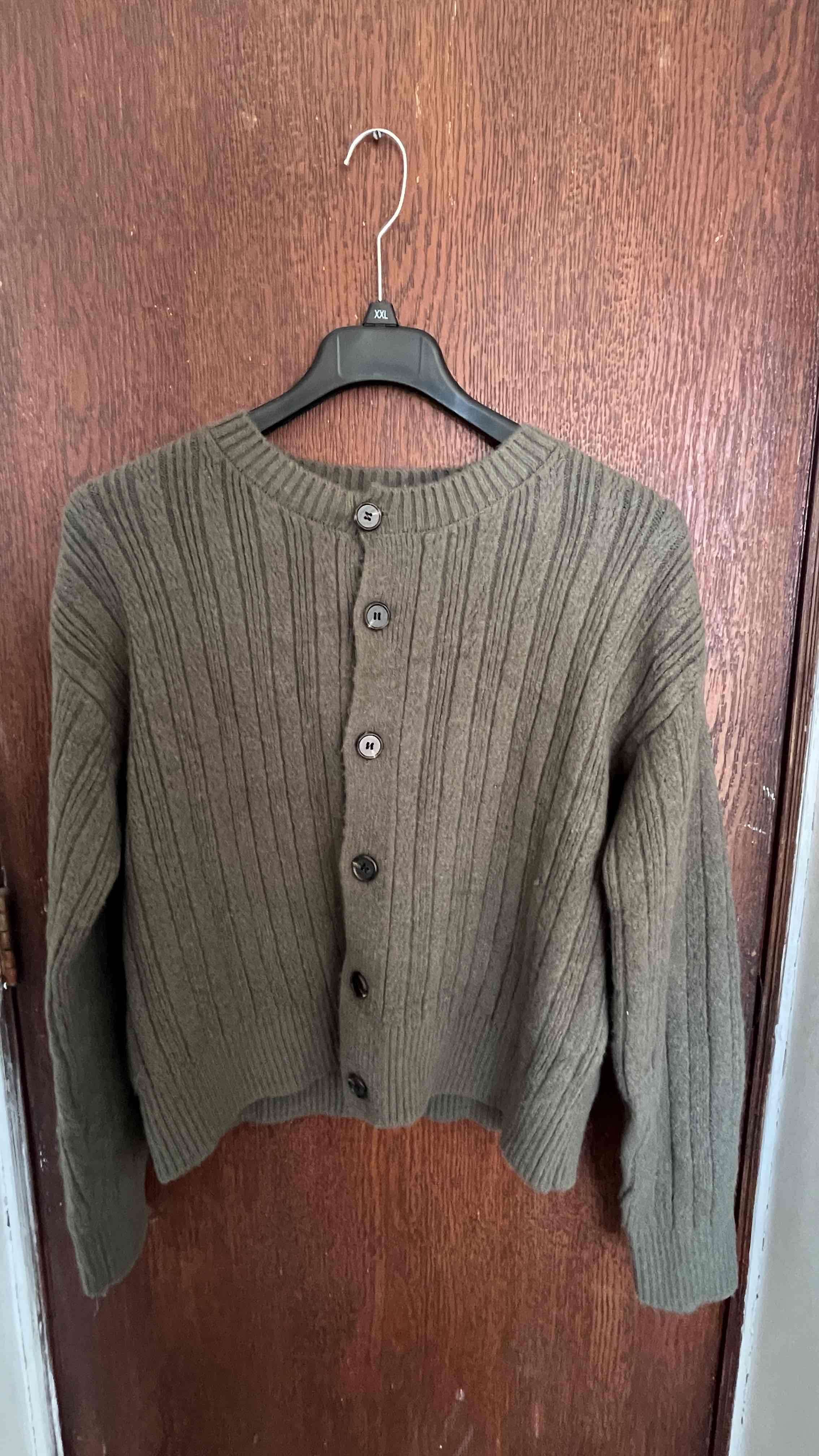 Cardigan de lana verde oliva - miniatura 2