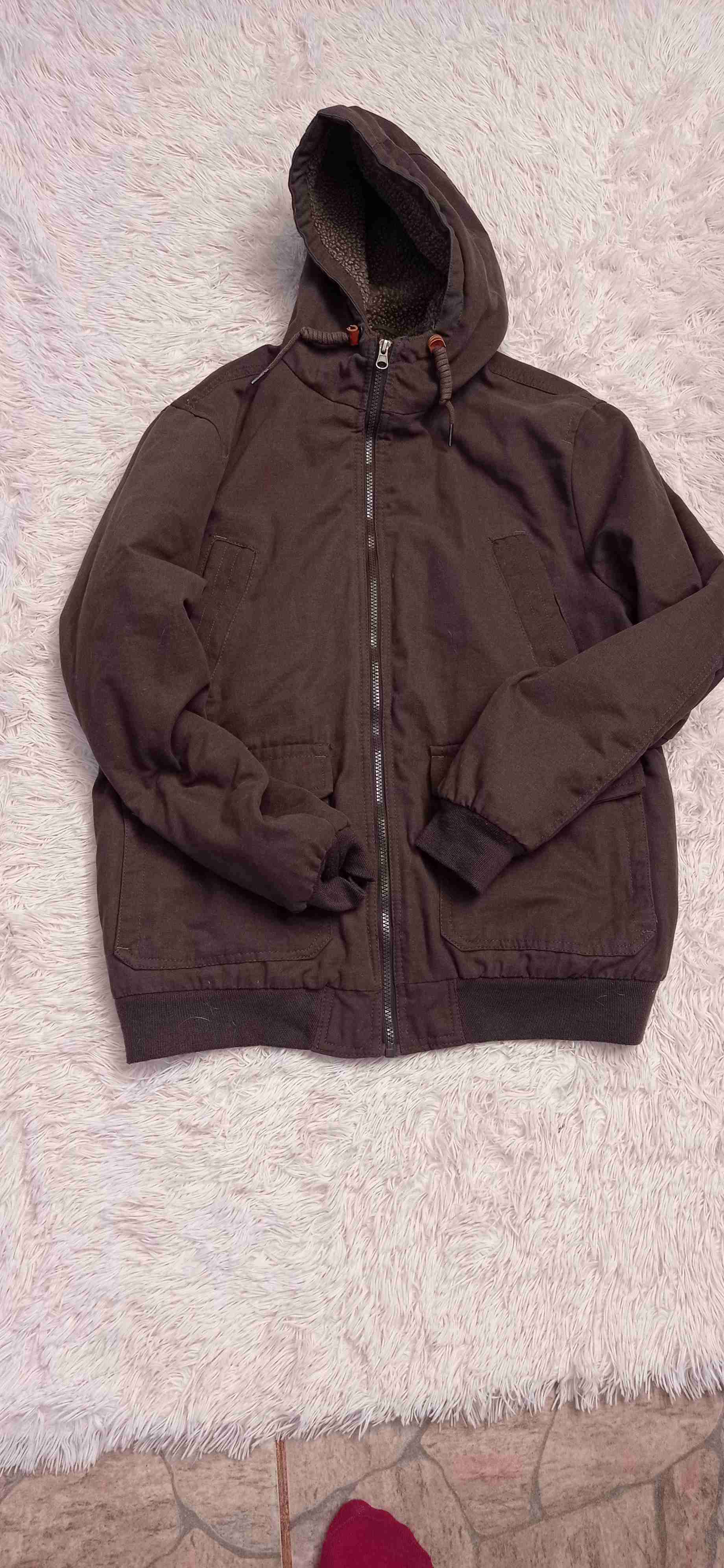 Chaqueta verde musgo con capucha - miniatura 1