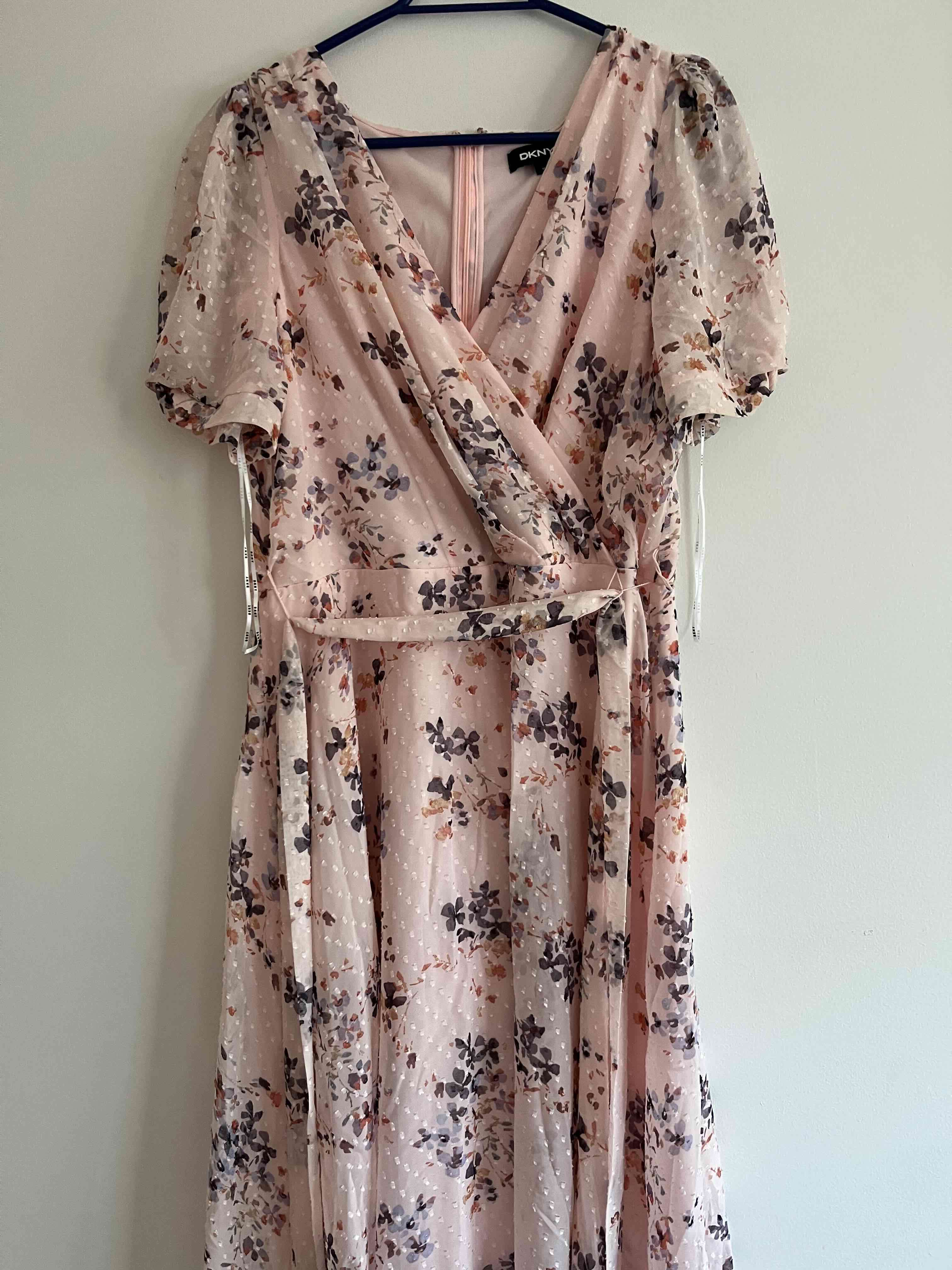 Vestido floral DKNY  rosado elegante - miniatura 1