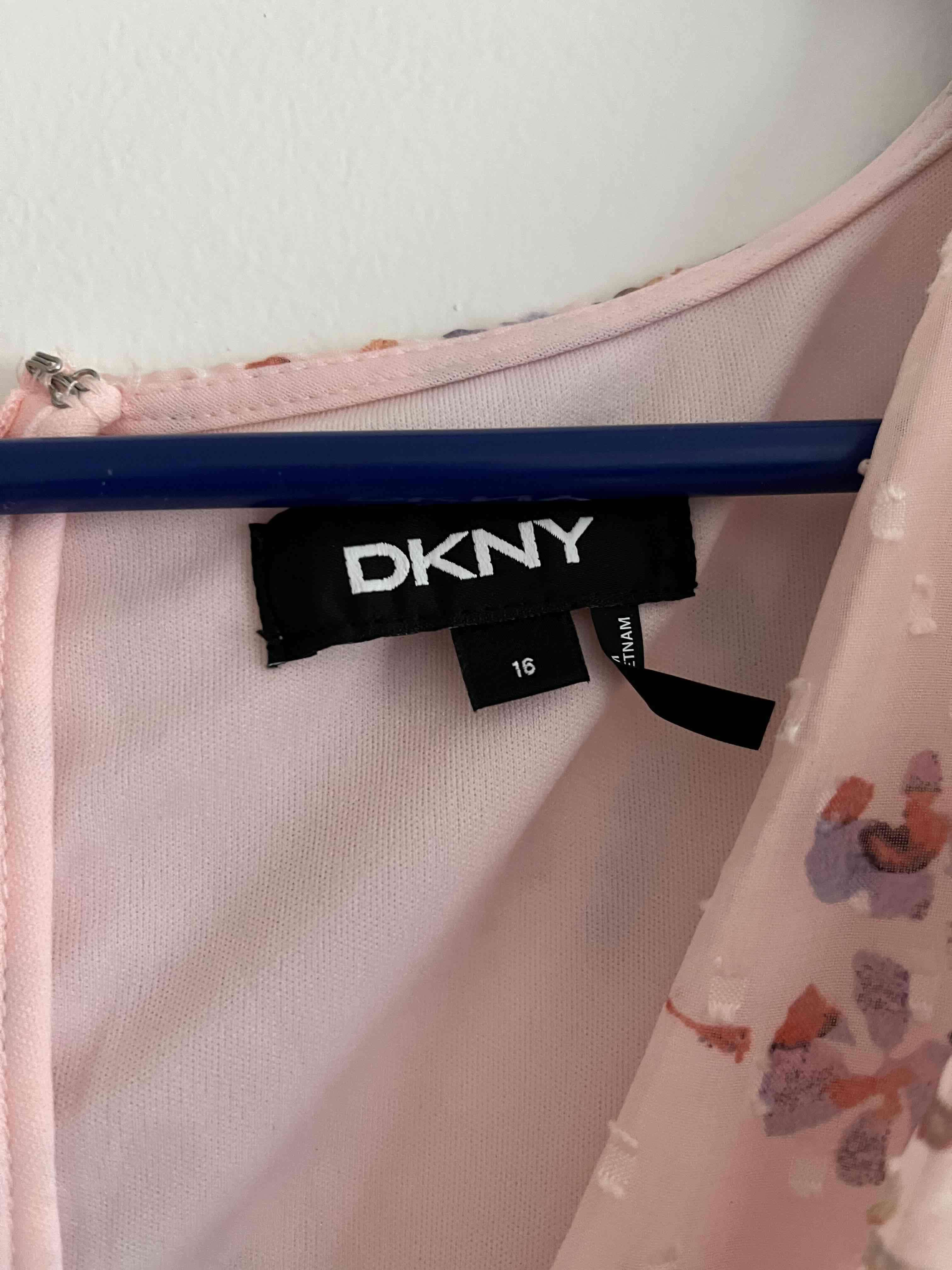 Vestido floral DKNY  rosado elegante - miniatura 2