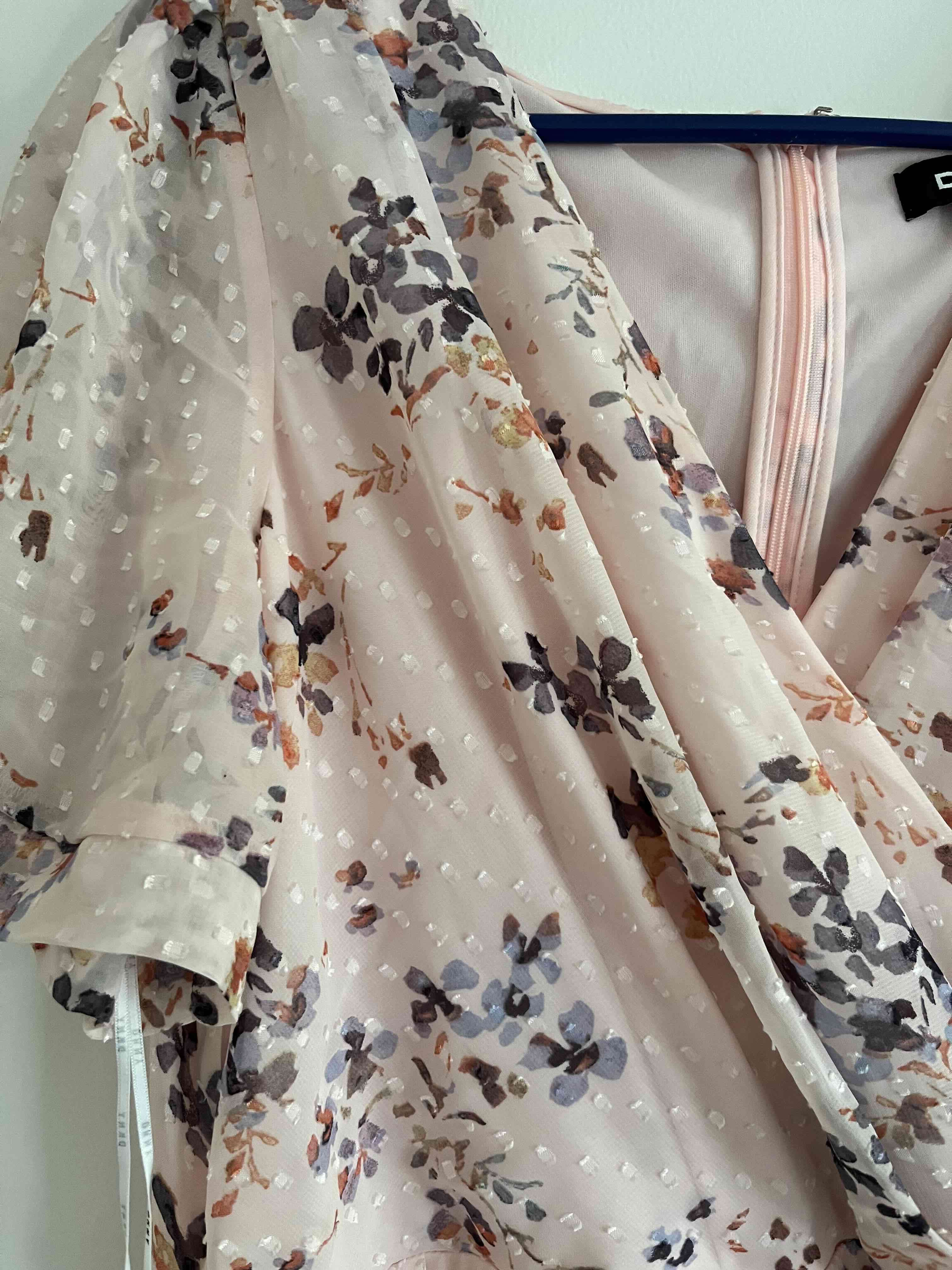 Vestido floral DKNY  rosado elegante - miniatura 3