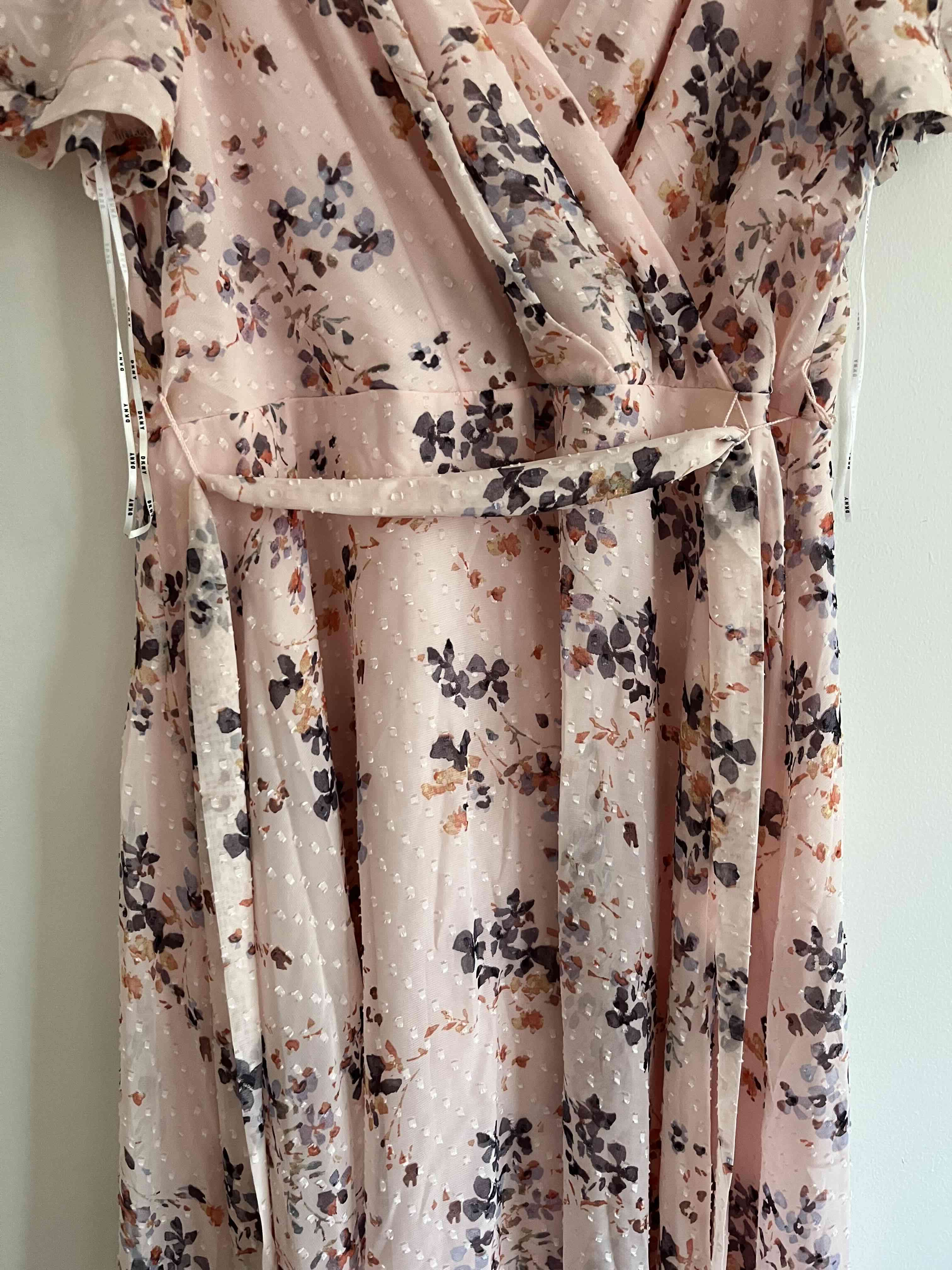 Vestido floral DKNY  rosado elegante - miniatura 4