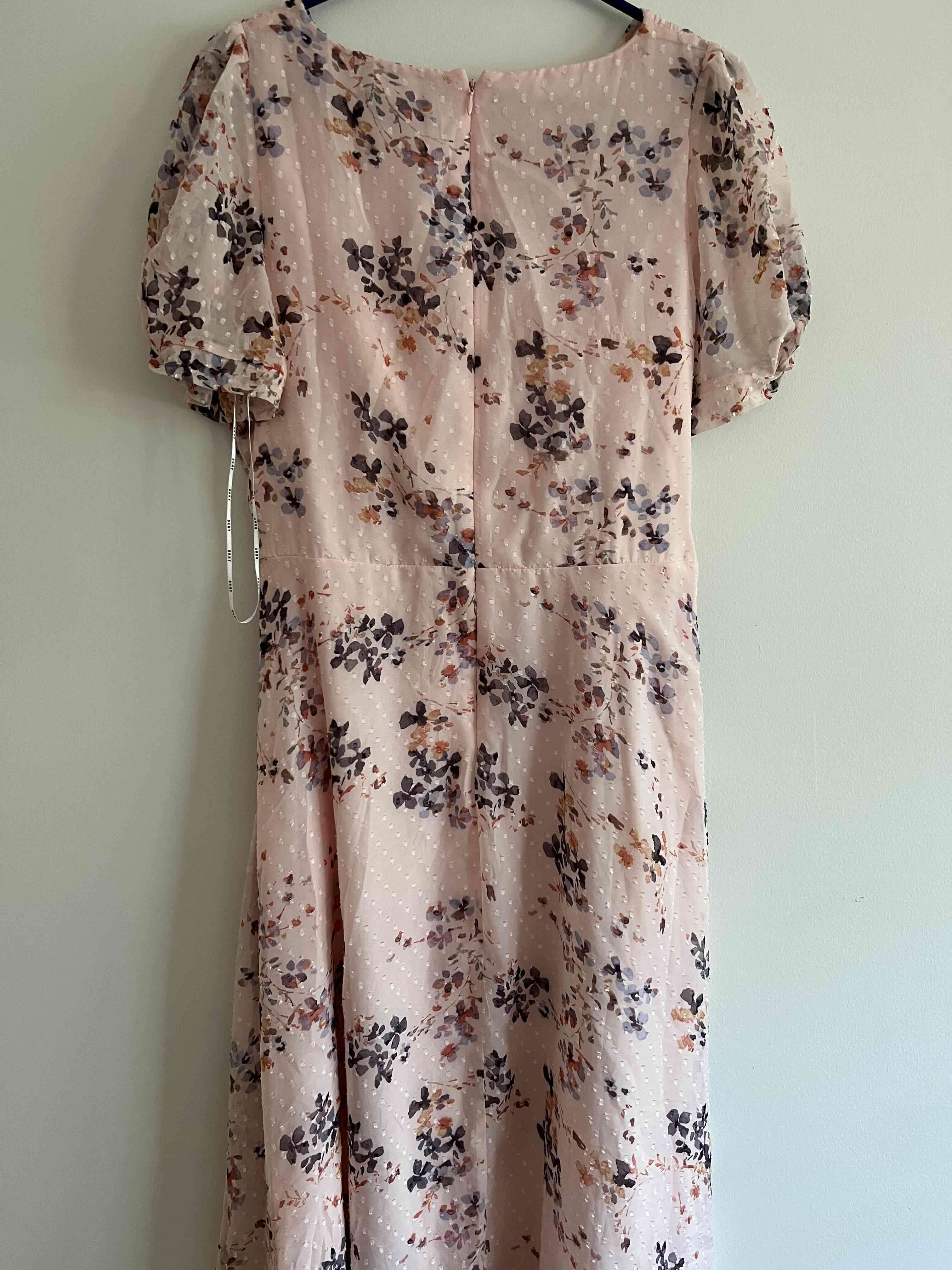 Vestido floral DKNY  rosado elegante - miniatura 5