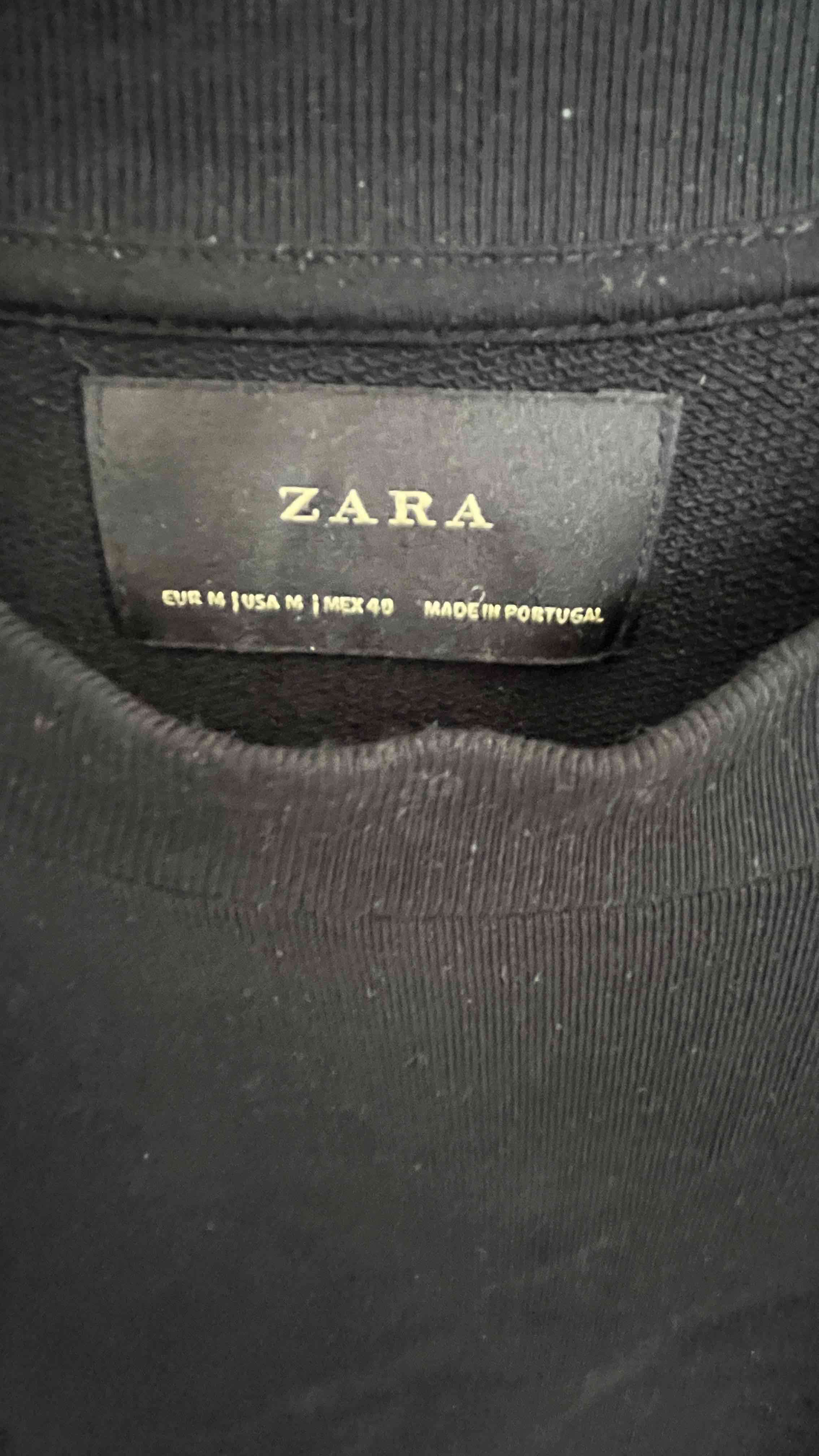 Polerón negro con rayas en las mangas. - miniatura 2