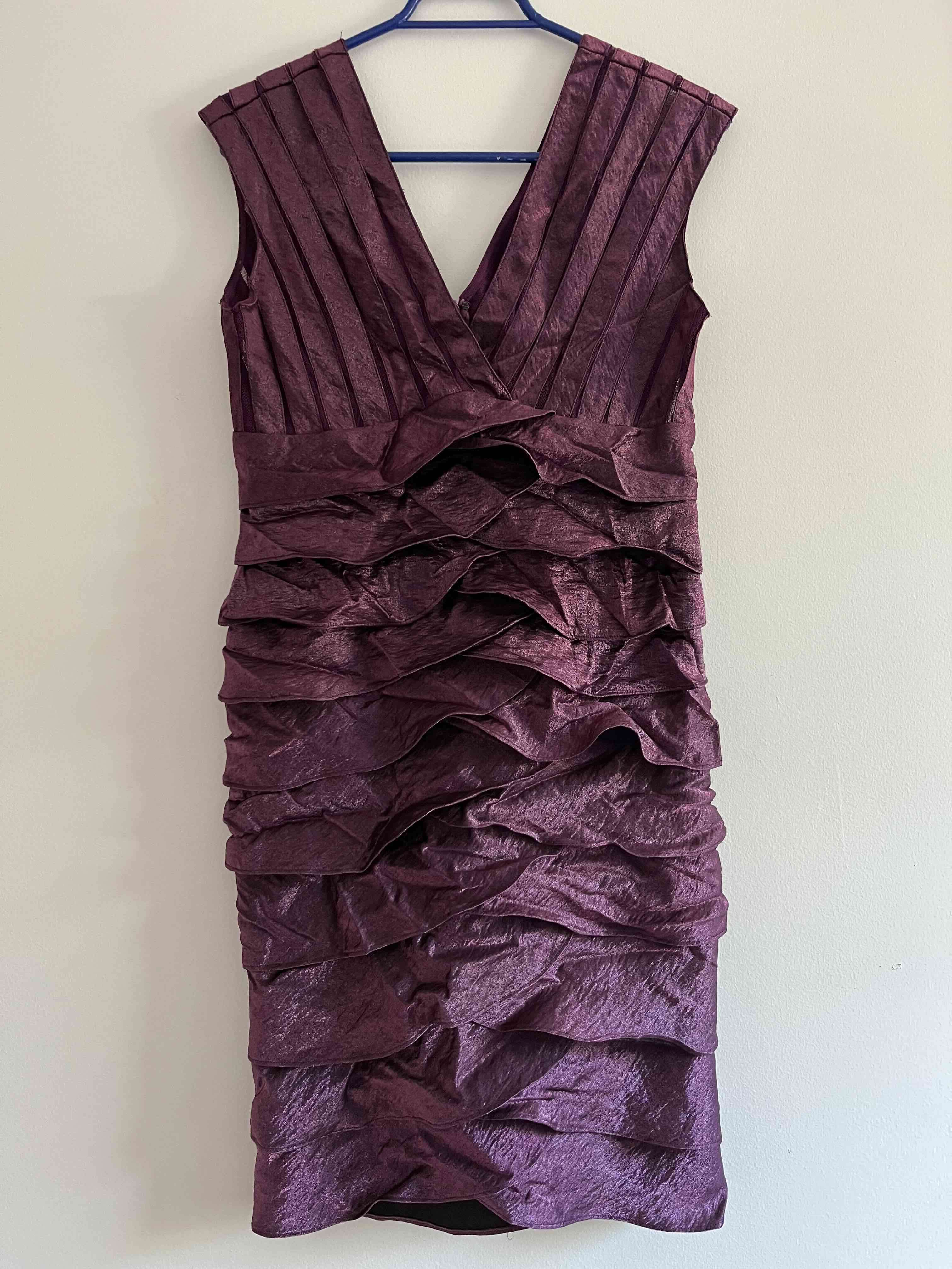 Vestido morado elegante - miniatura 1
