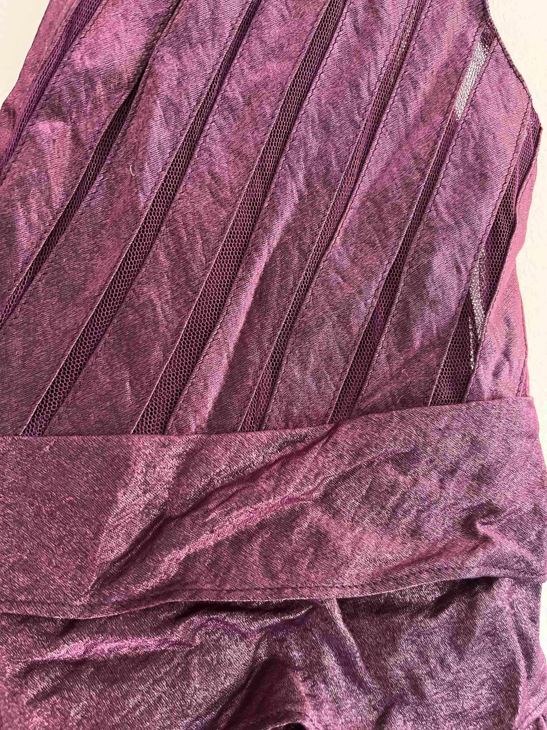 Vestido morado elegante - miniatura 3