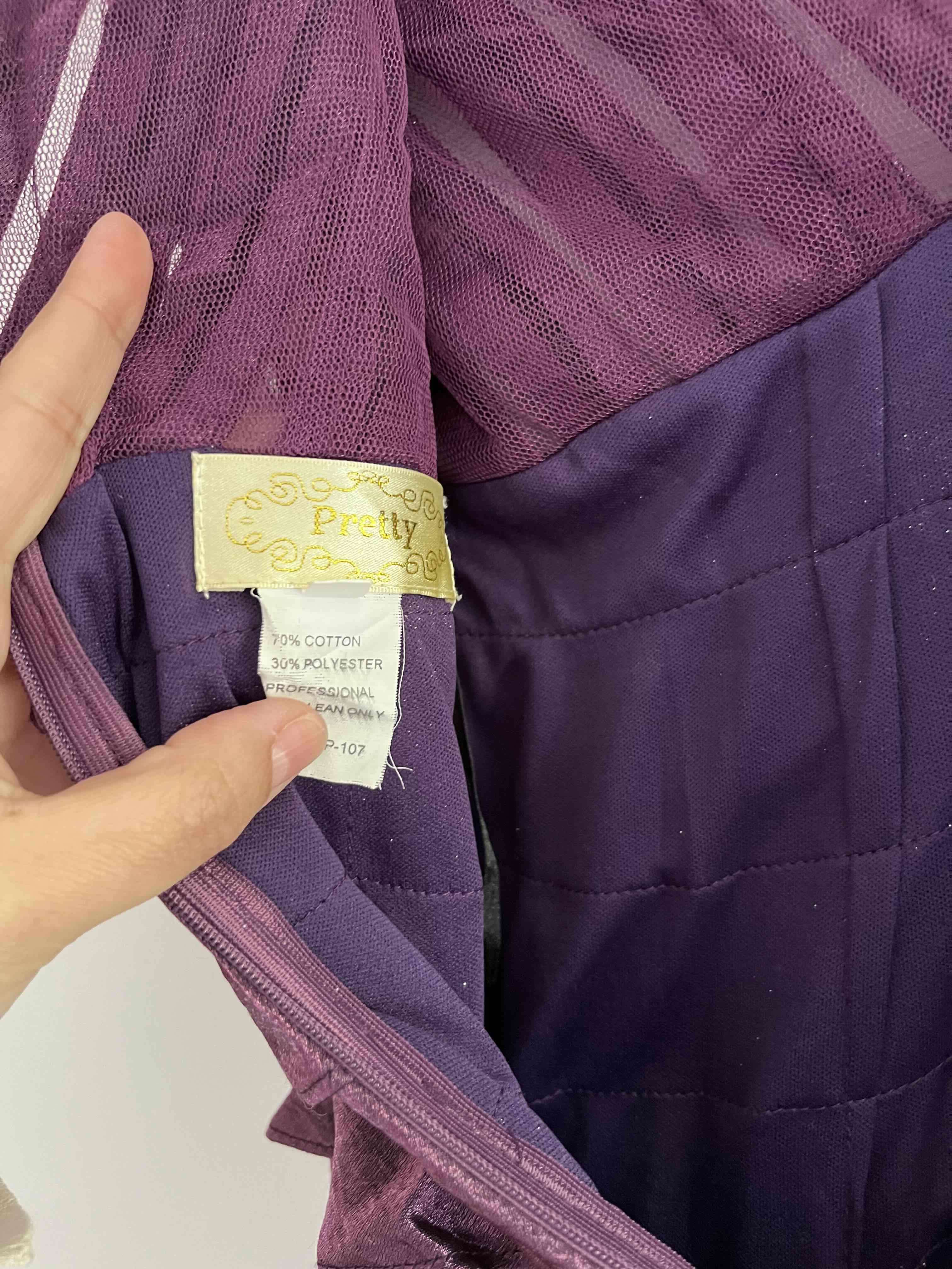 Vestido morado elegante - miniatura 4