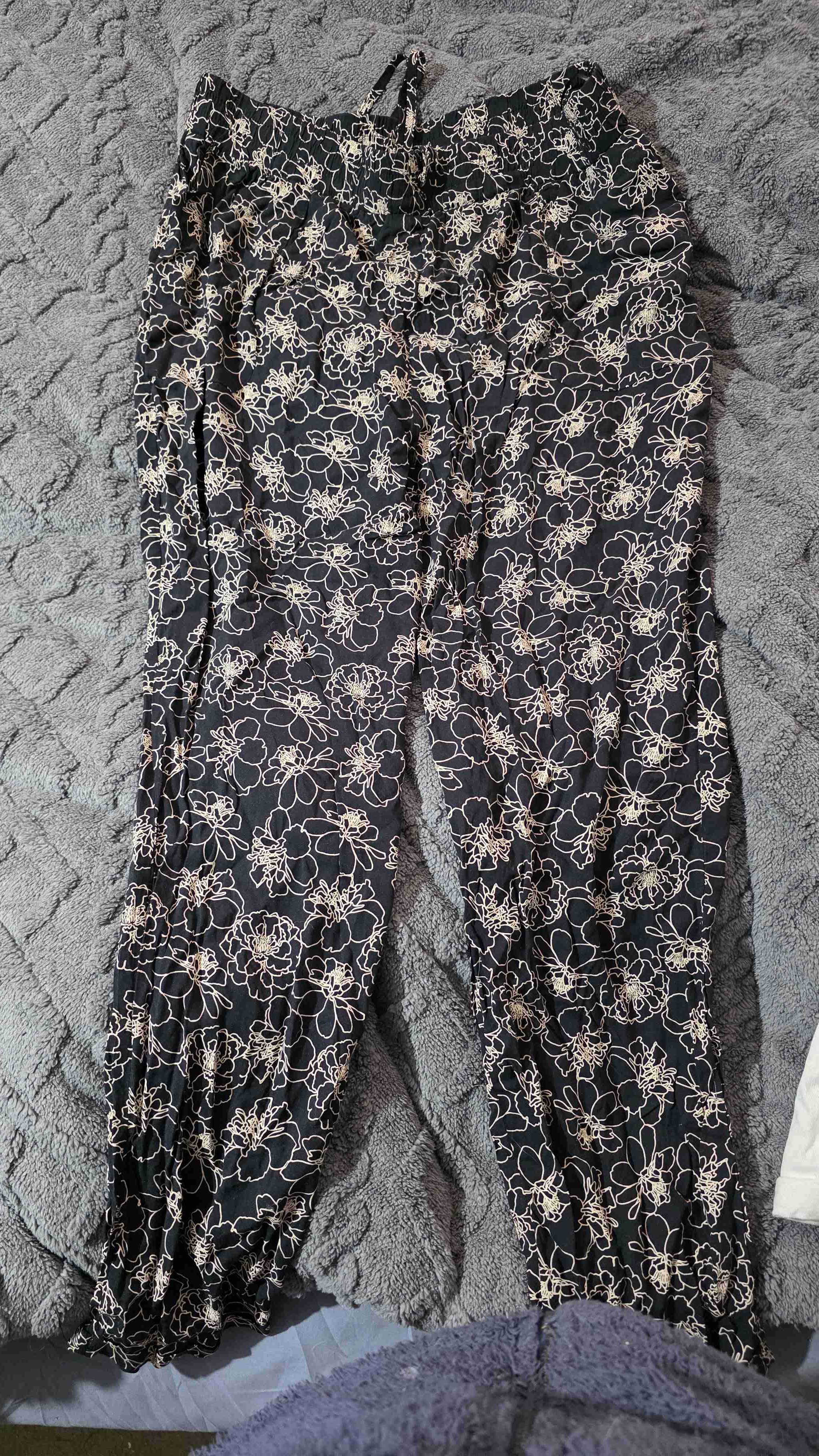 Pantalón floral negro para mujer - miniatura 1