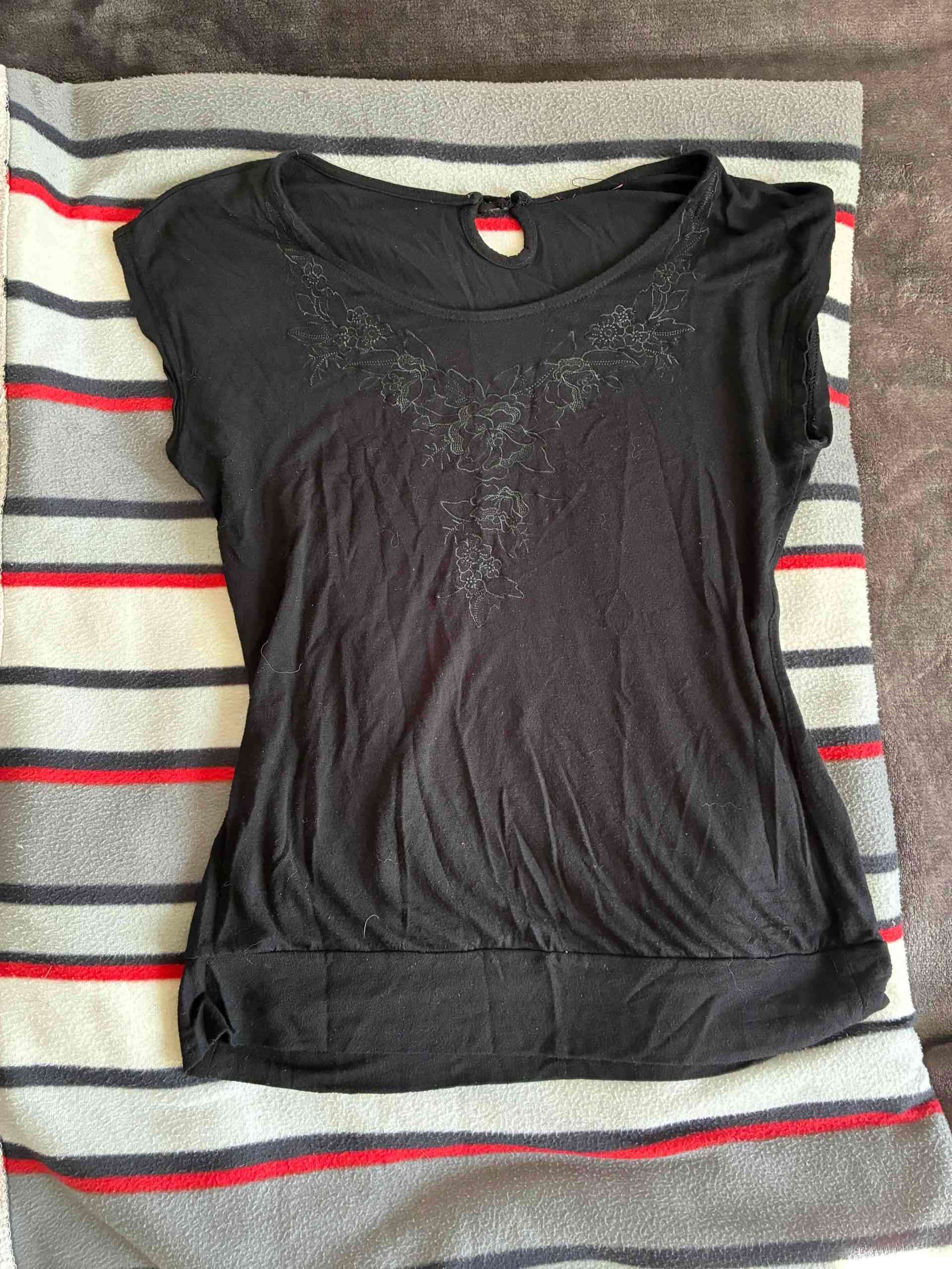 Polera negra con bordado de flores