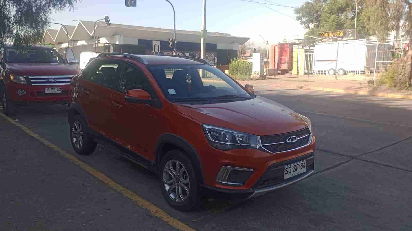 Chery Tiggo2 naranja en buen estado - miniatura 3