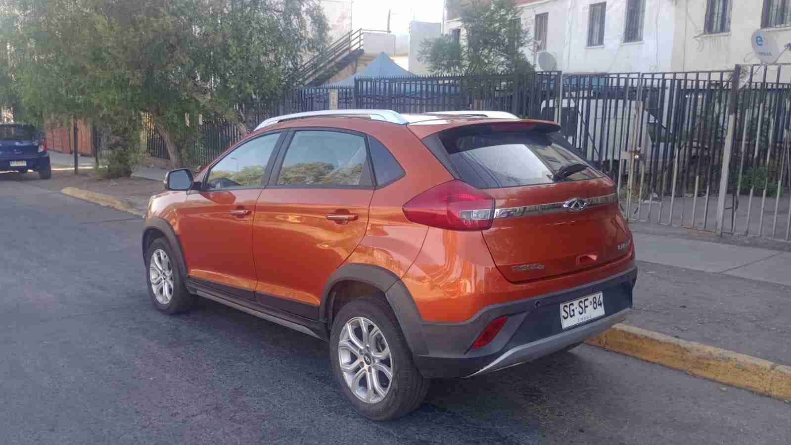 Chery Tiggo2 naranja en buen estado - miniatura 4