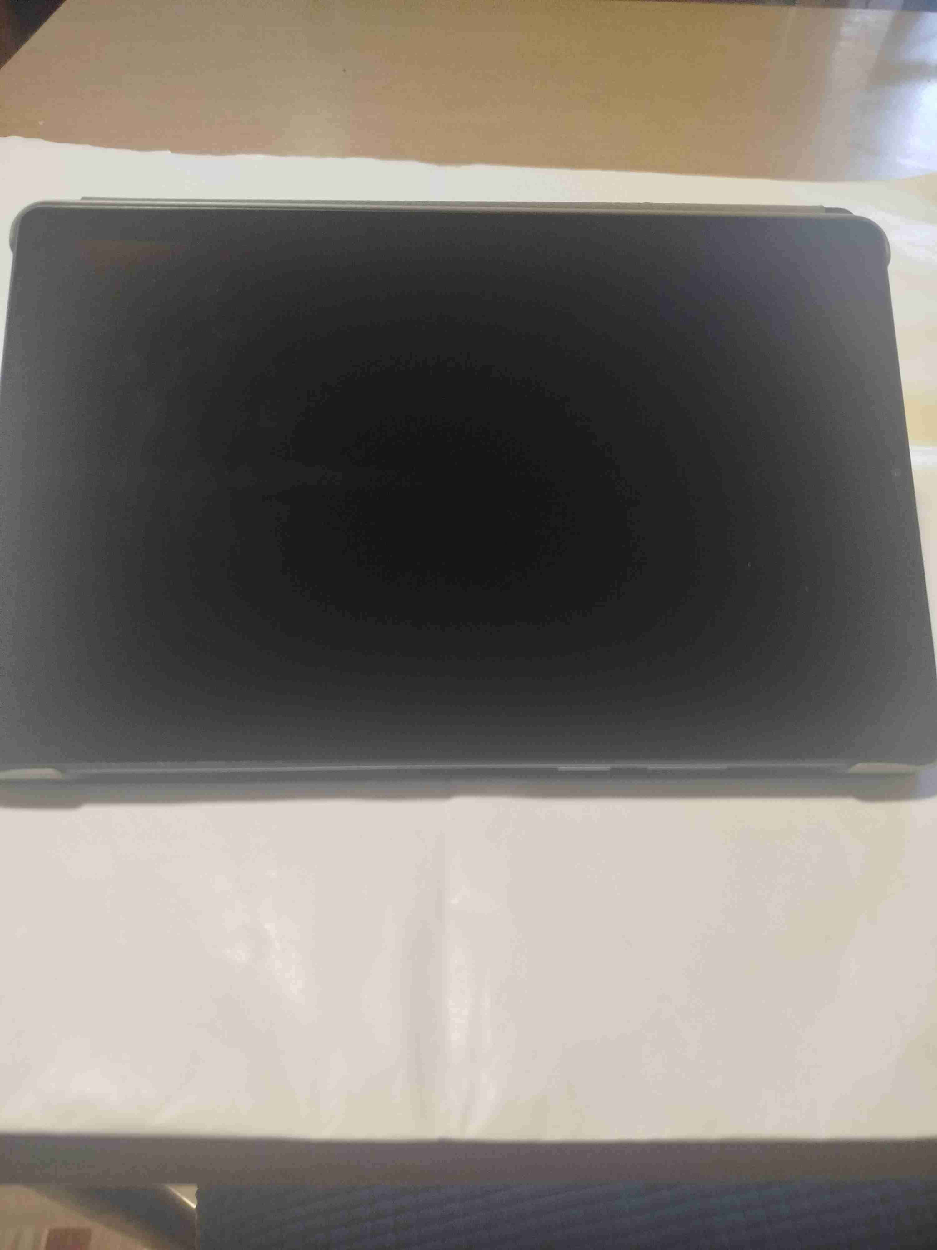 Tablet con funda gris - miniatura 3