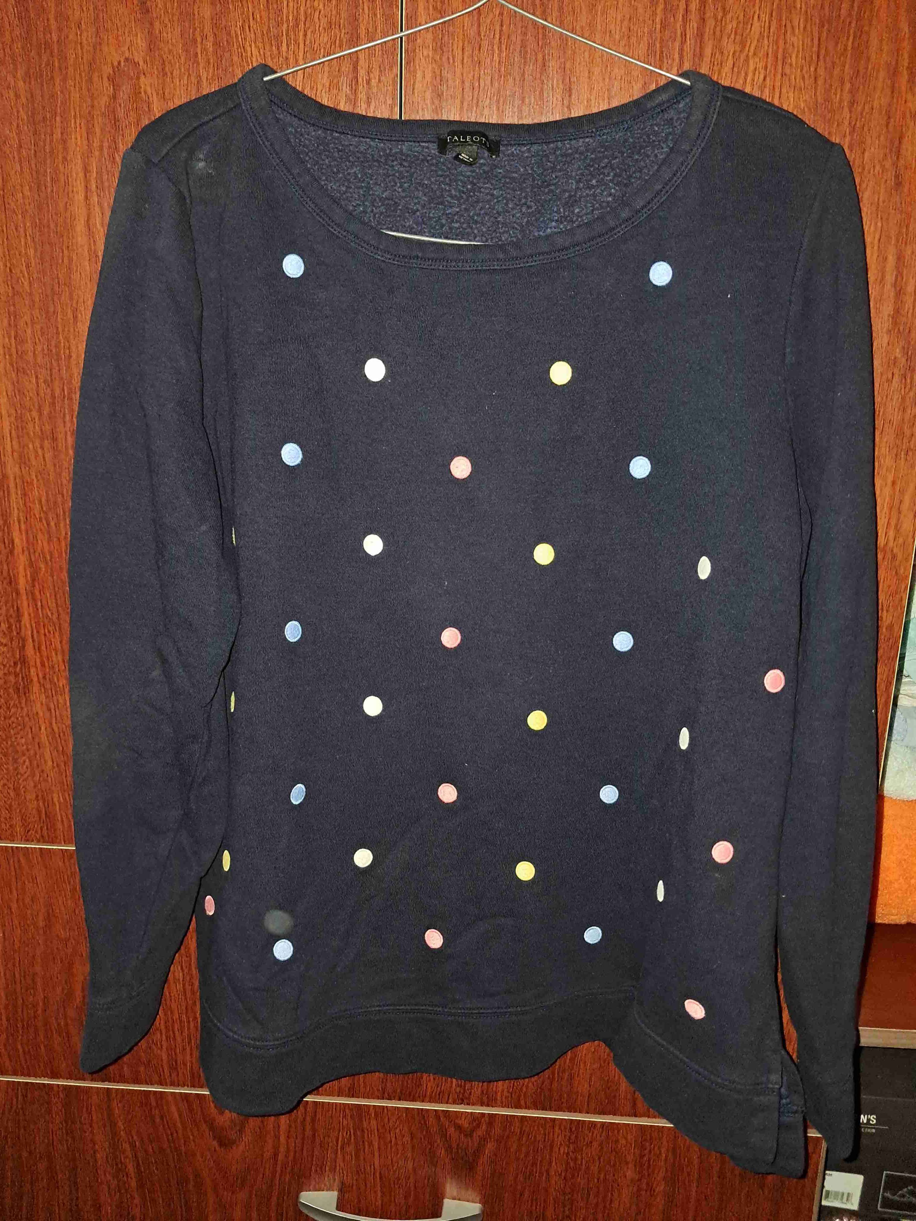 Polerón azulcon puntos de colores