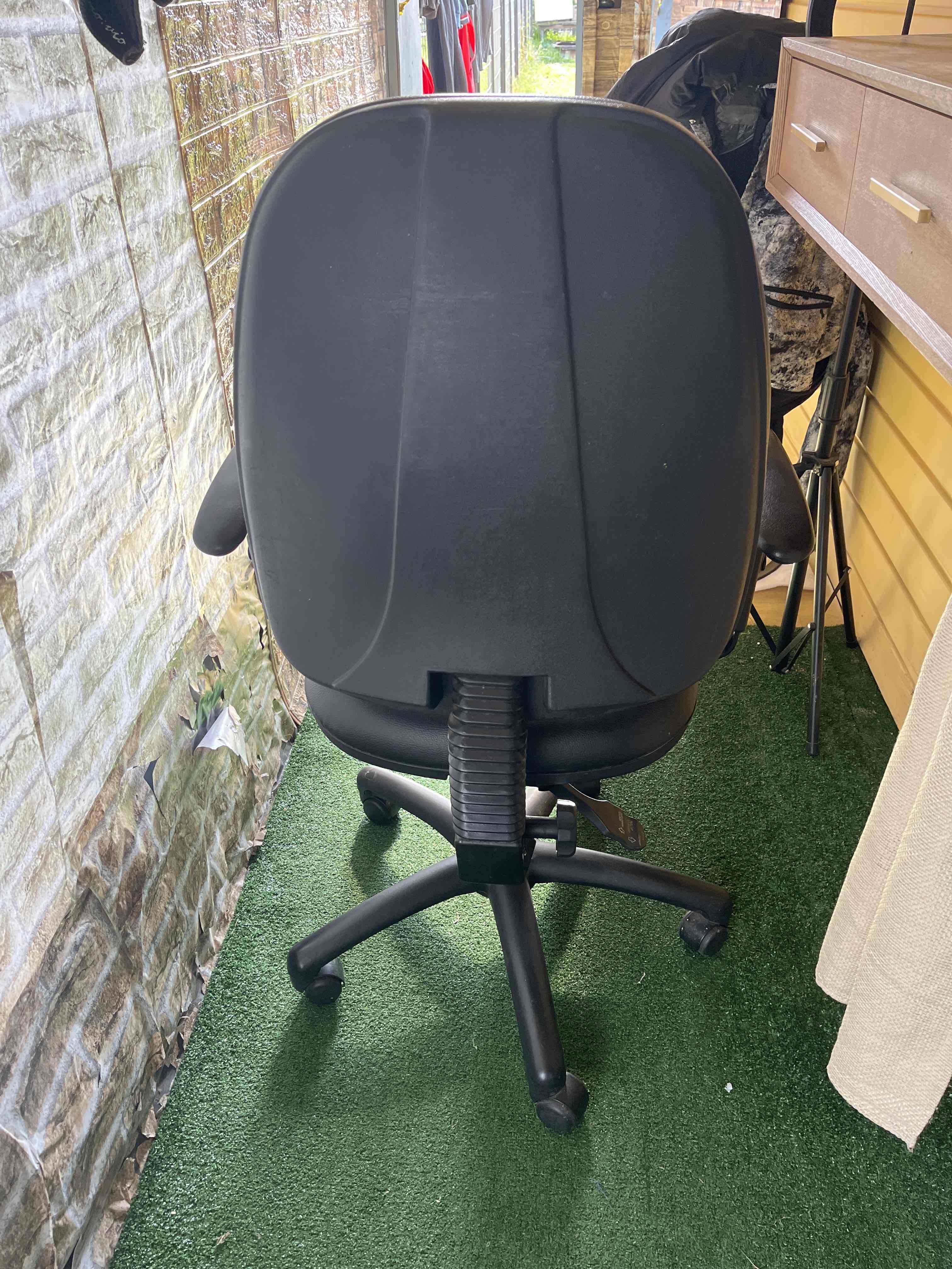 Silla de oficina negra ajustable - miniatura 2