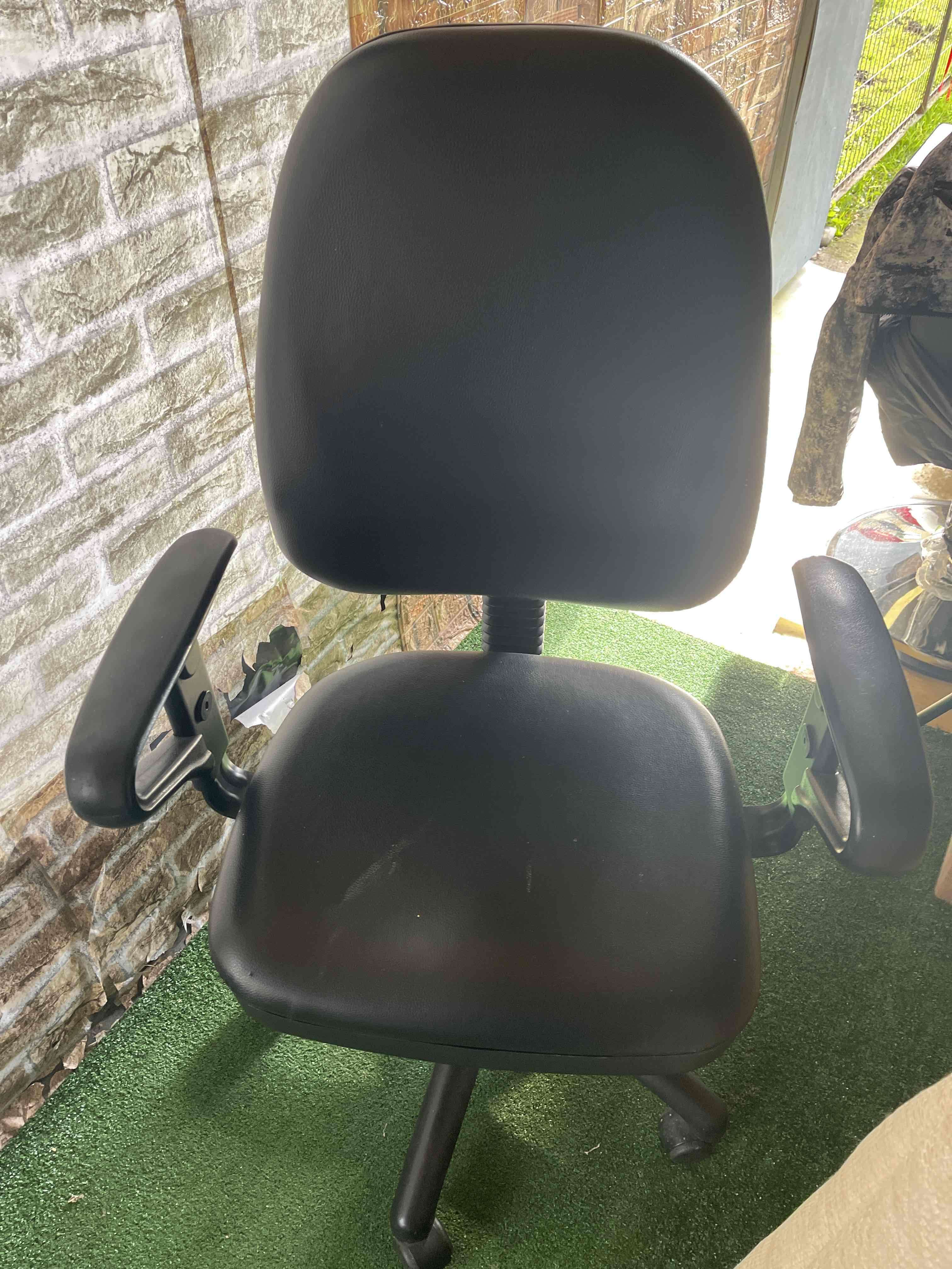 Silla de oficina negra ajustable - miniatura 3