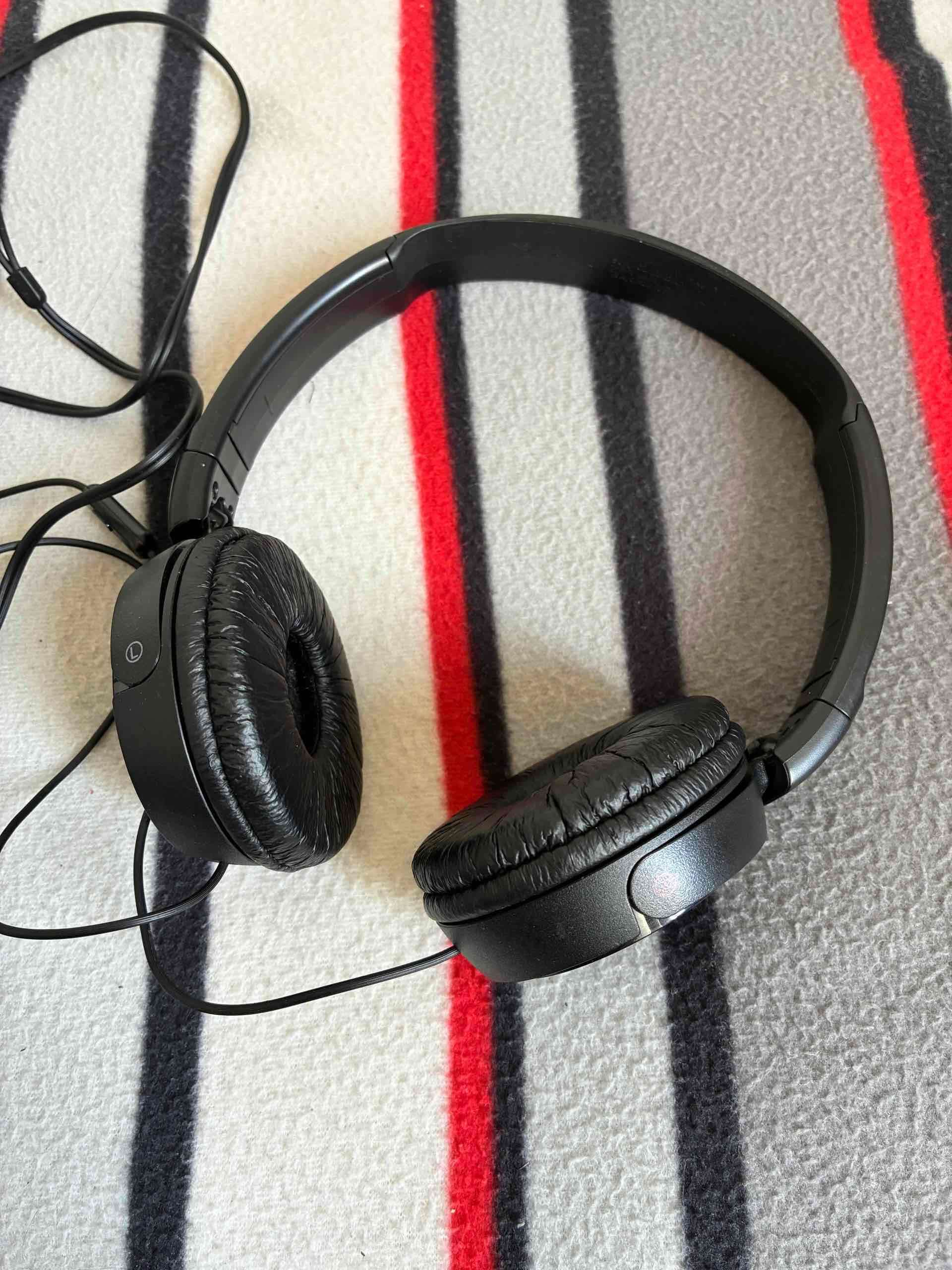 Audífonos negros con cable sony