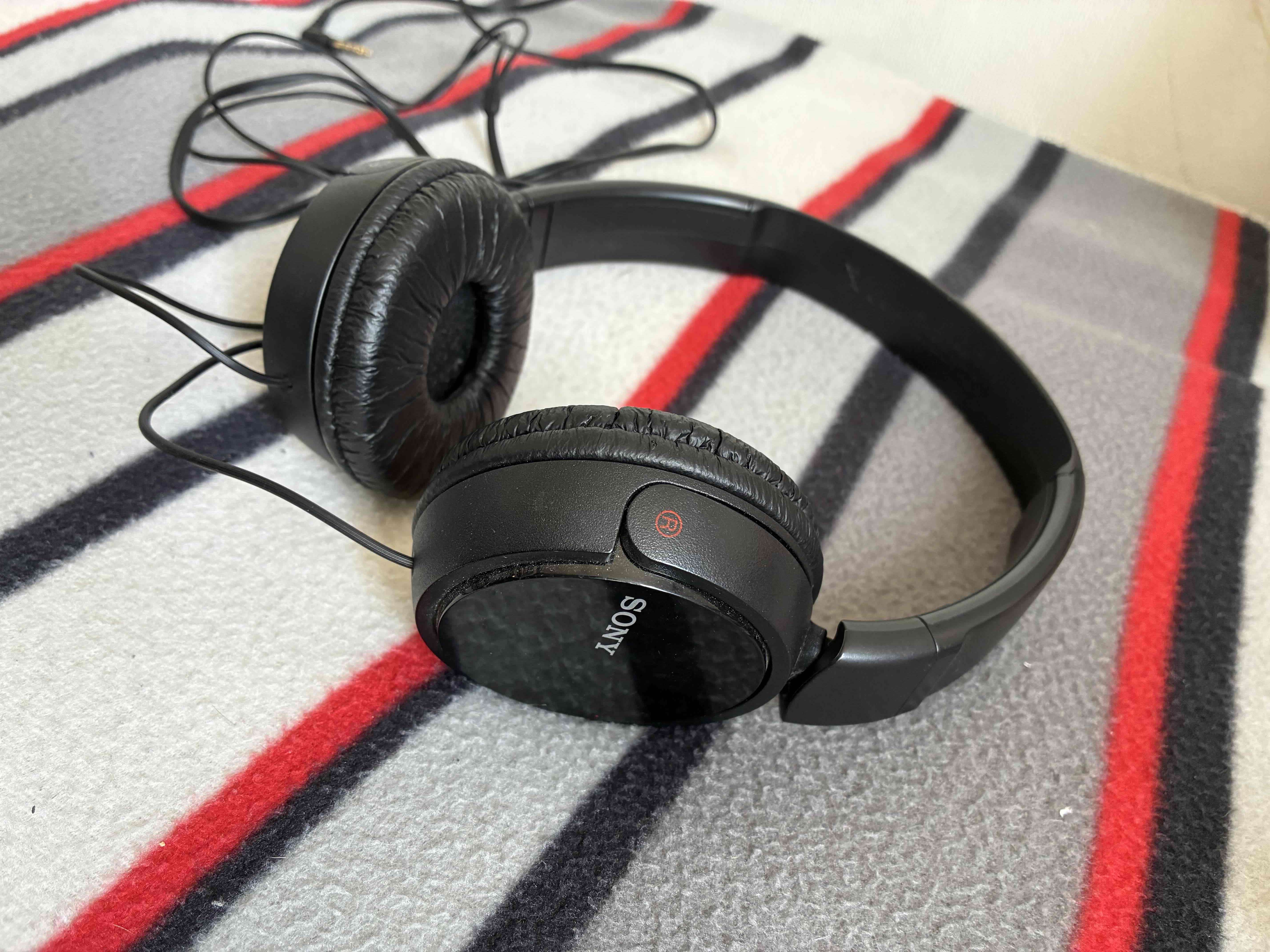 Audífonos negros con cable sony - miniatura 2