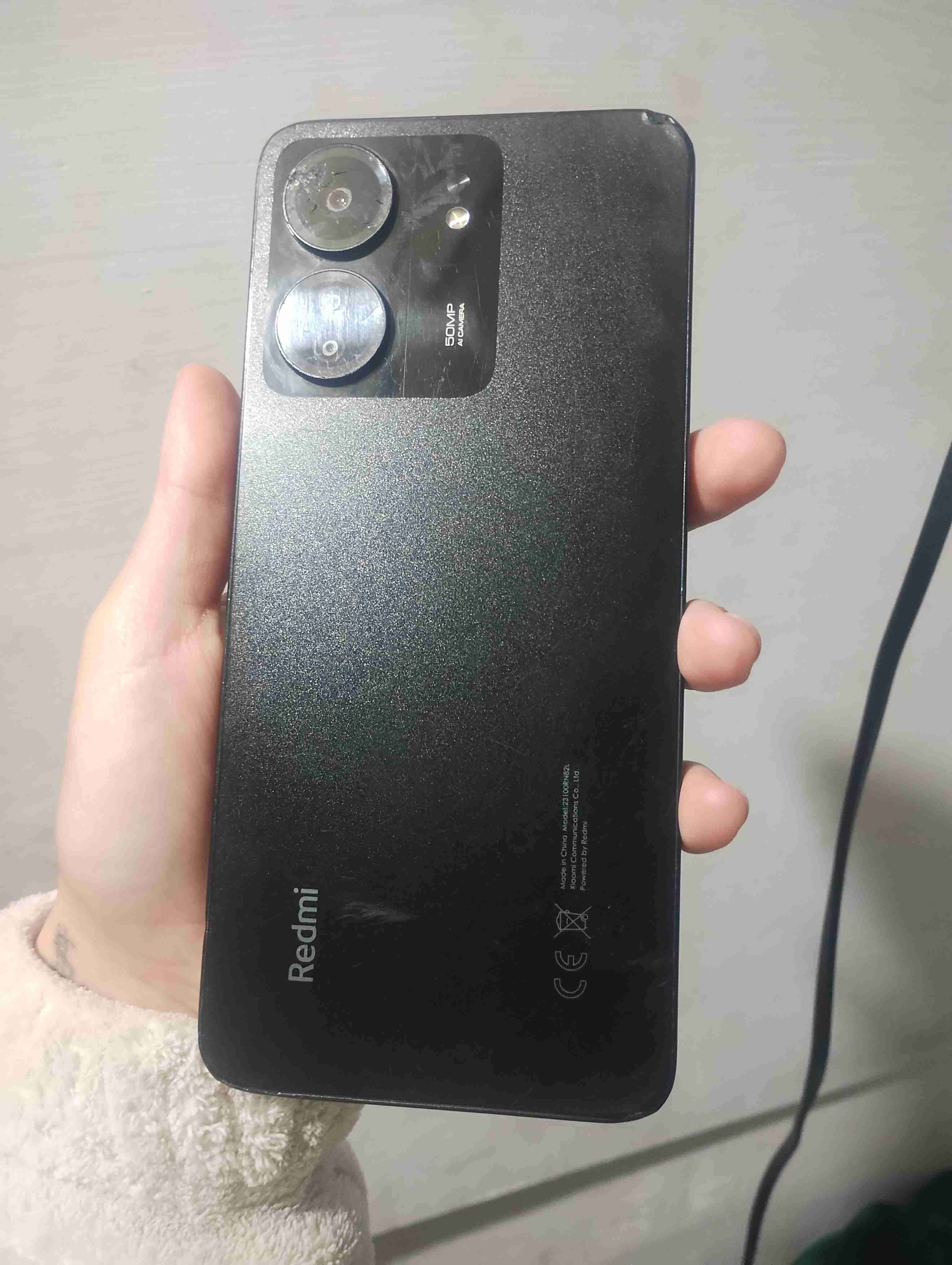 Redmi 13 c detalle en cámara tracera no afecta - miniatura 4