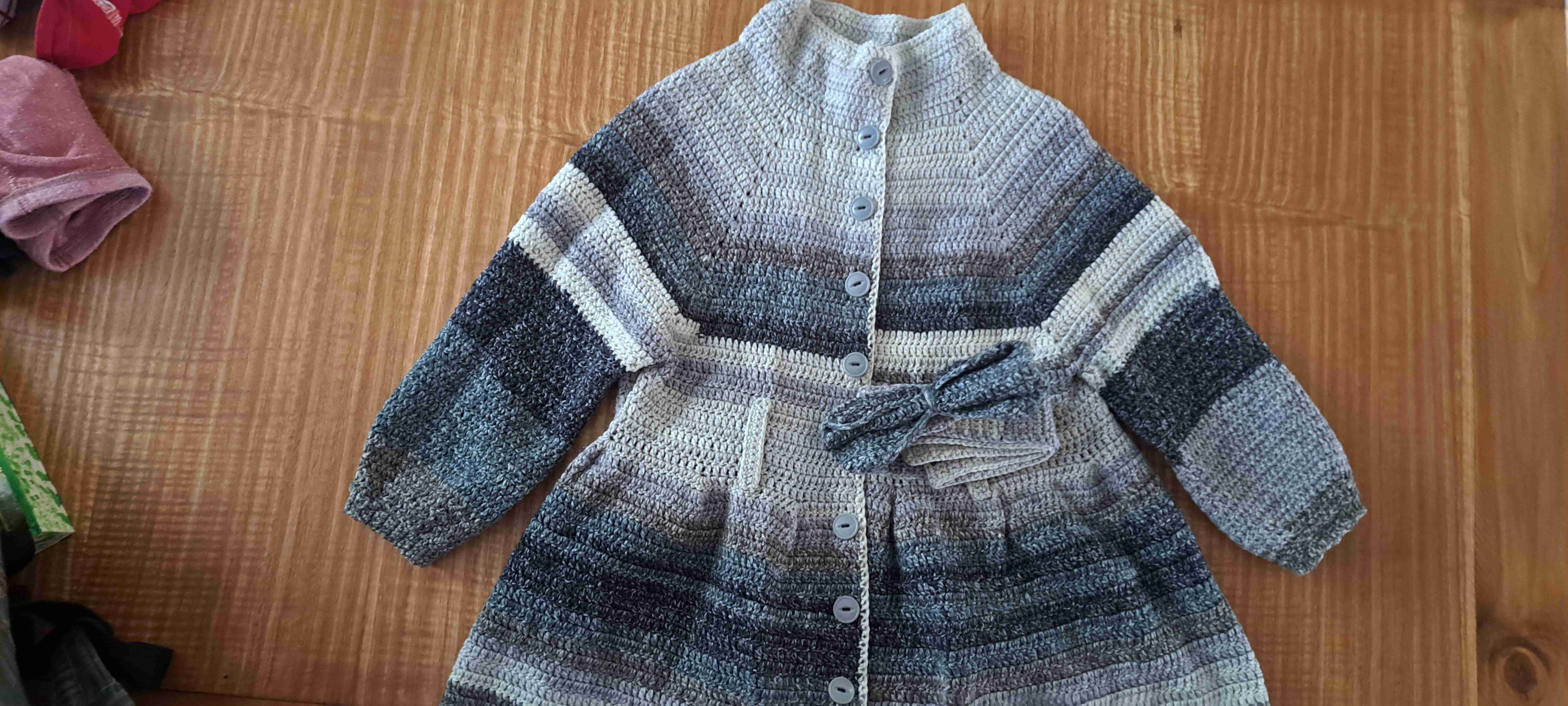 Abrigo tejido gris con botones tejido a crochet