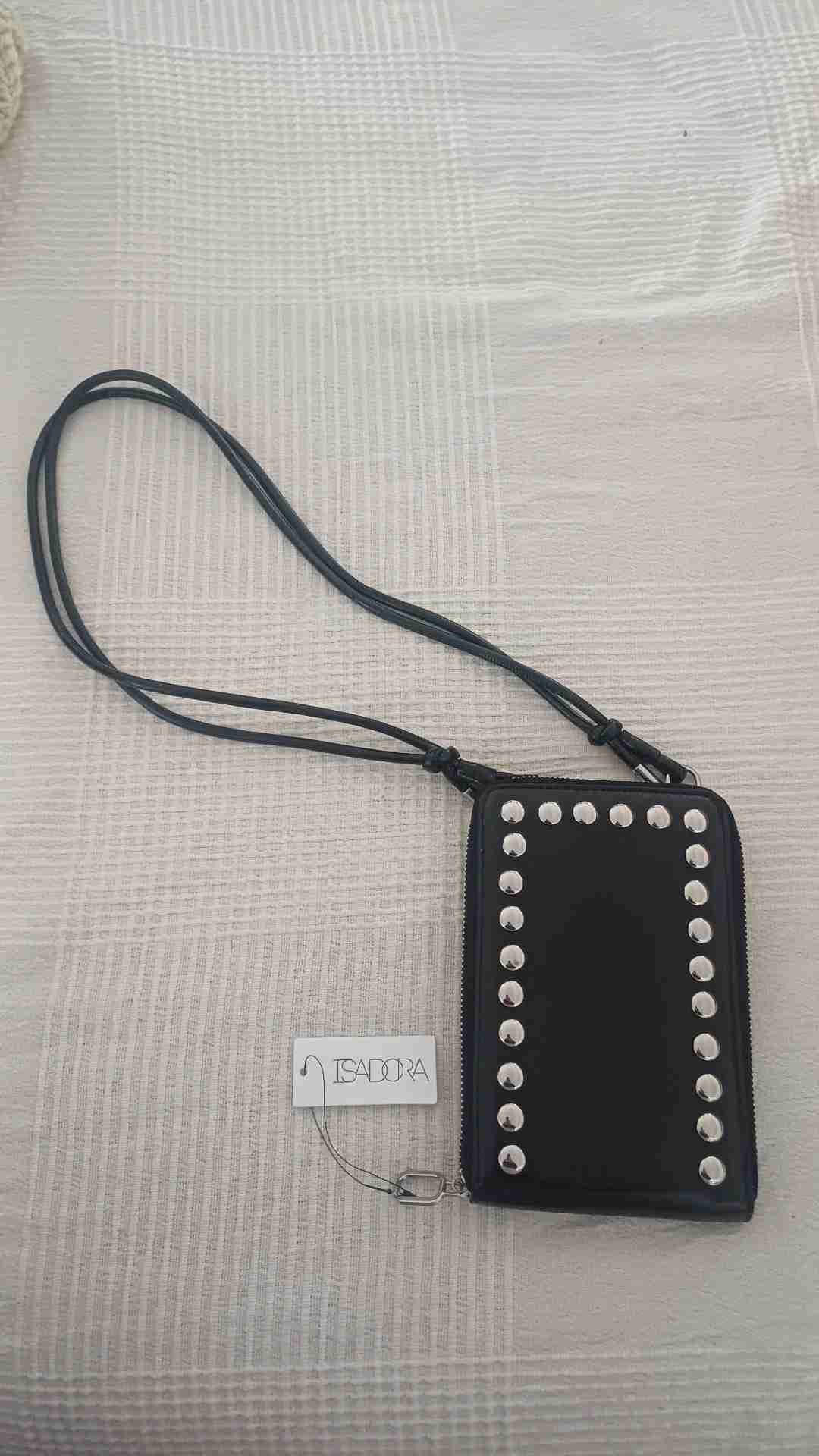 Cartera negra con tachas metálicas