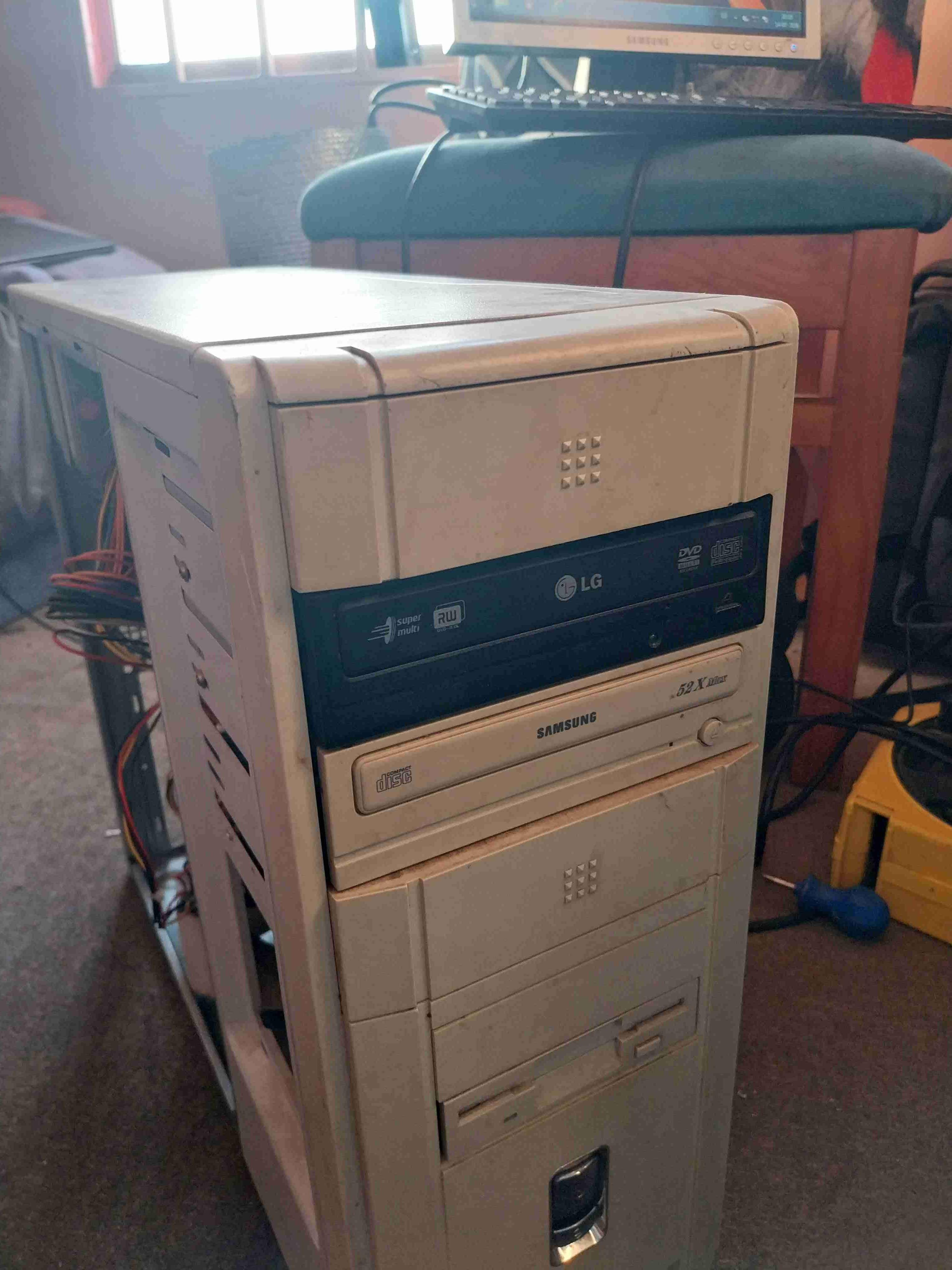 Torre de computador antiguo - miniatura 2