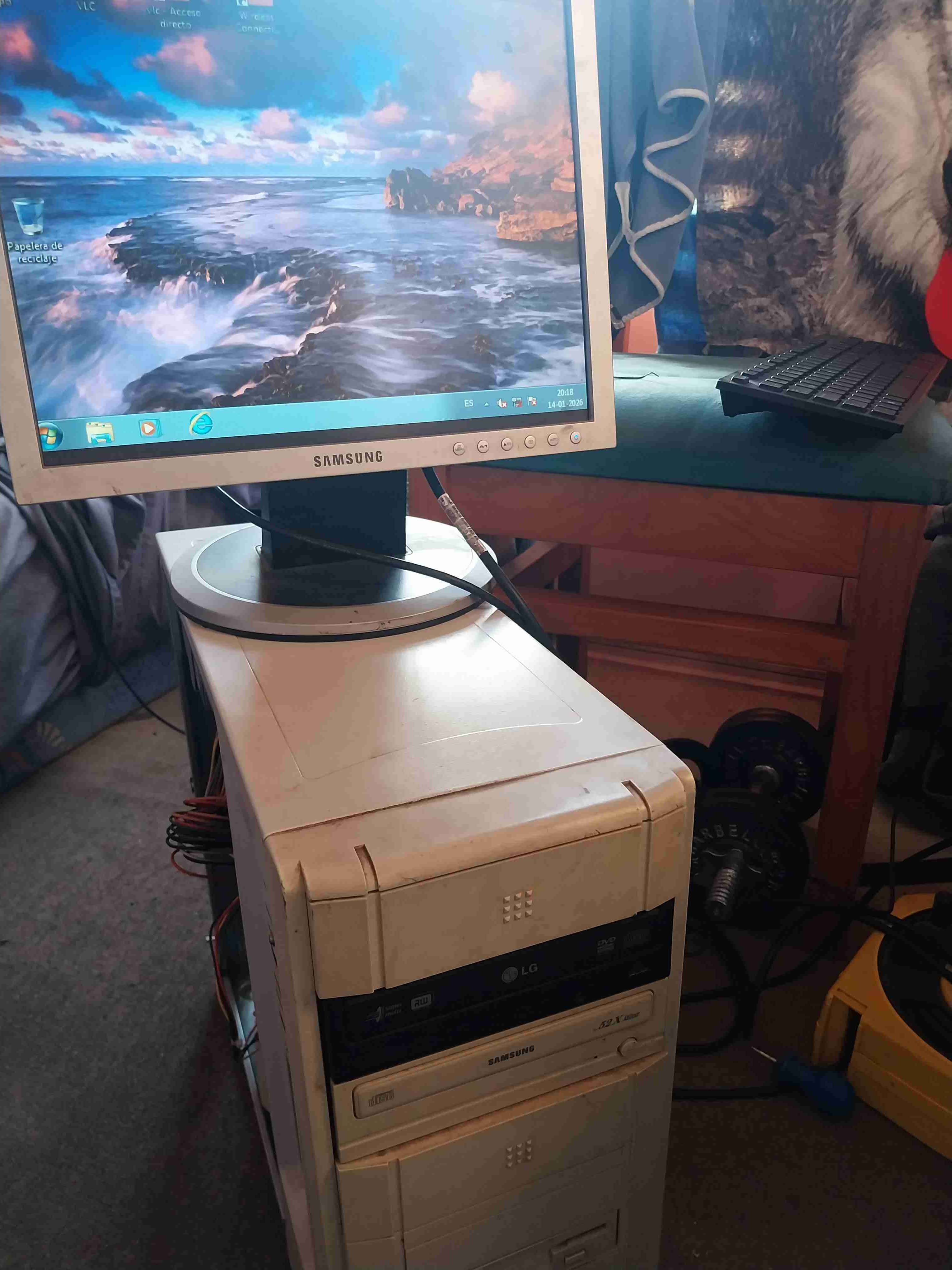 Torre de computador antiguo - miniatura 3