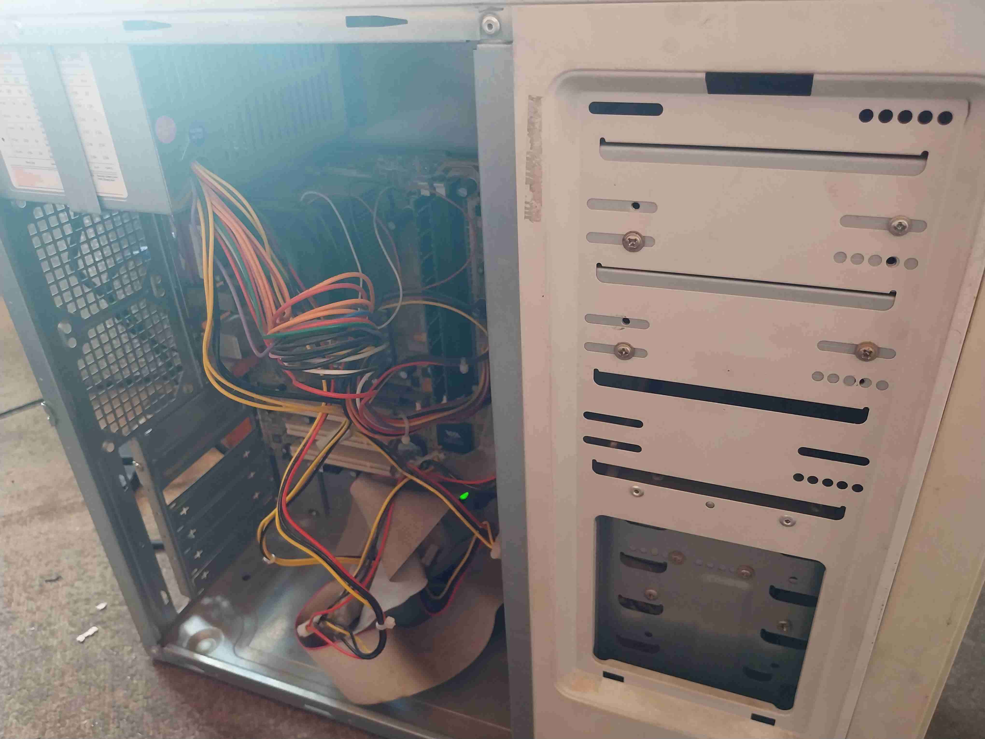 Torre de computador antiguo - miniatura 4