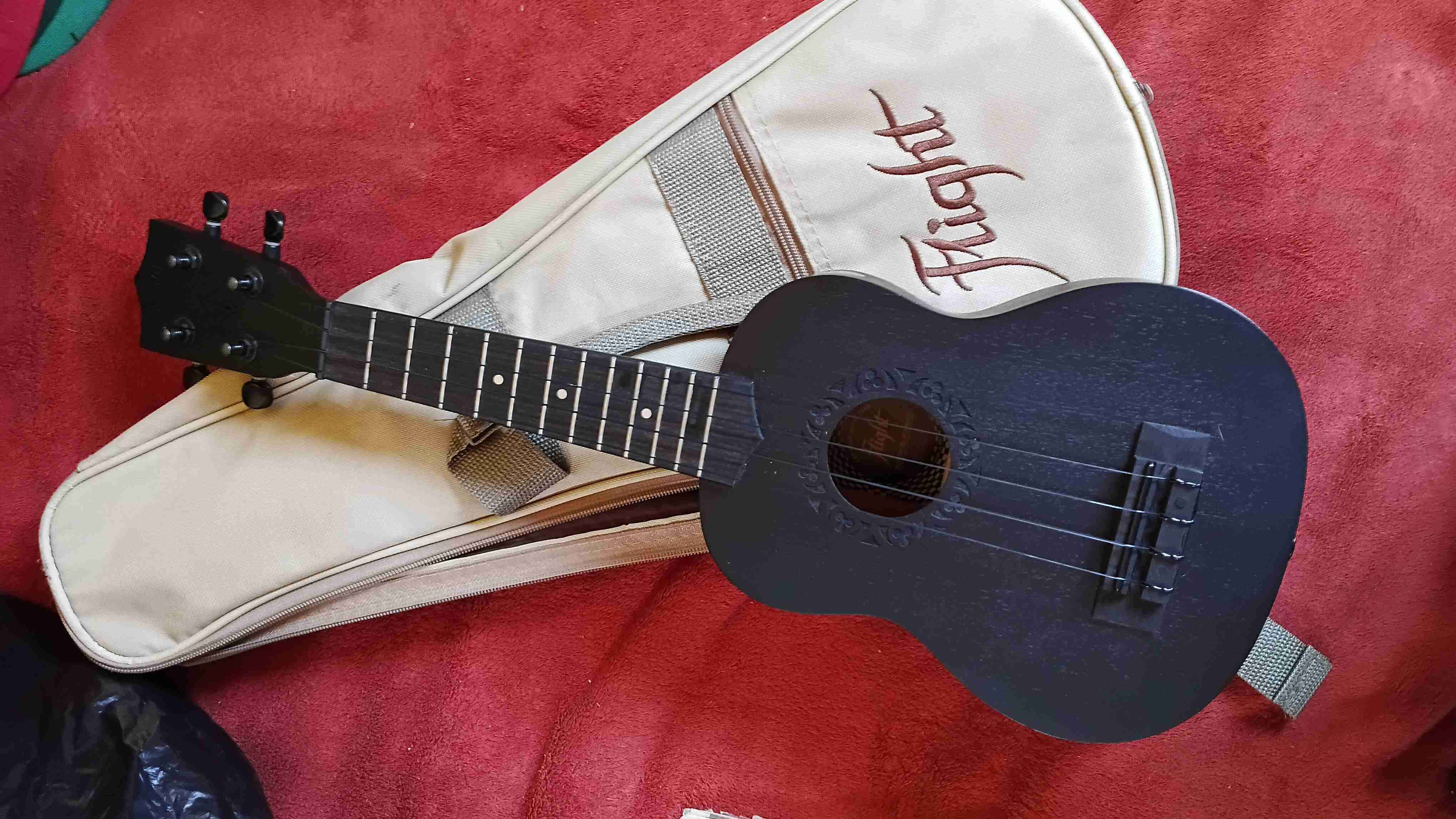 Ukulele negro Flight con funda
