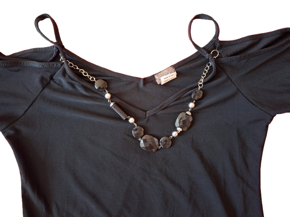 Polera negra con hombros al descubierto - miniatura 2