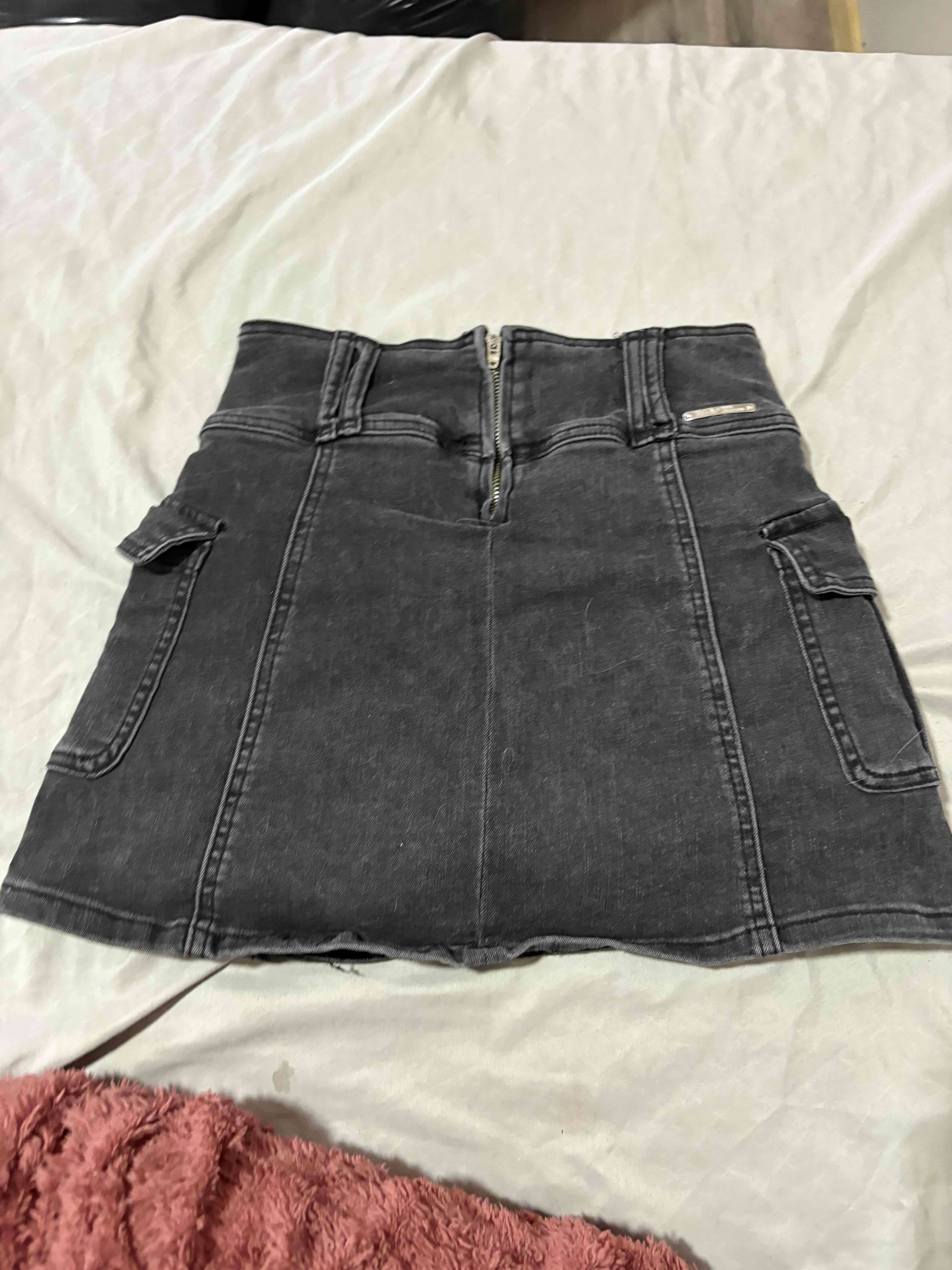 Falda short  elásticada negra con bolsillos cargo - miniatura 2