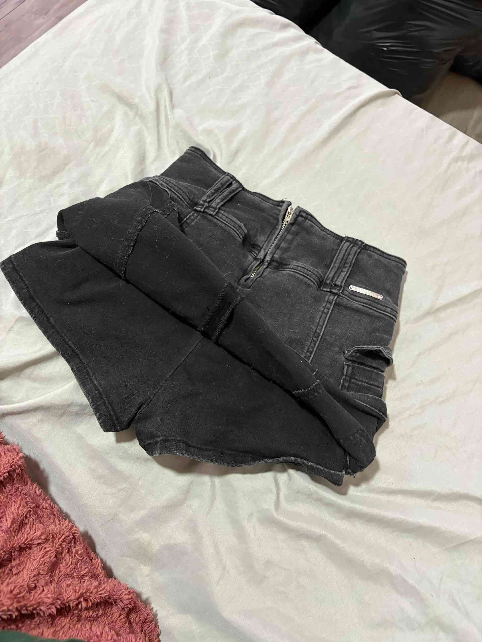 Falda short  elásticada negra con bolsillos cargo - miniatura 3